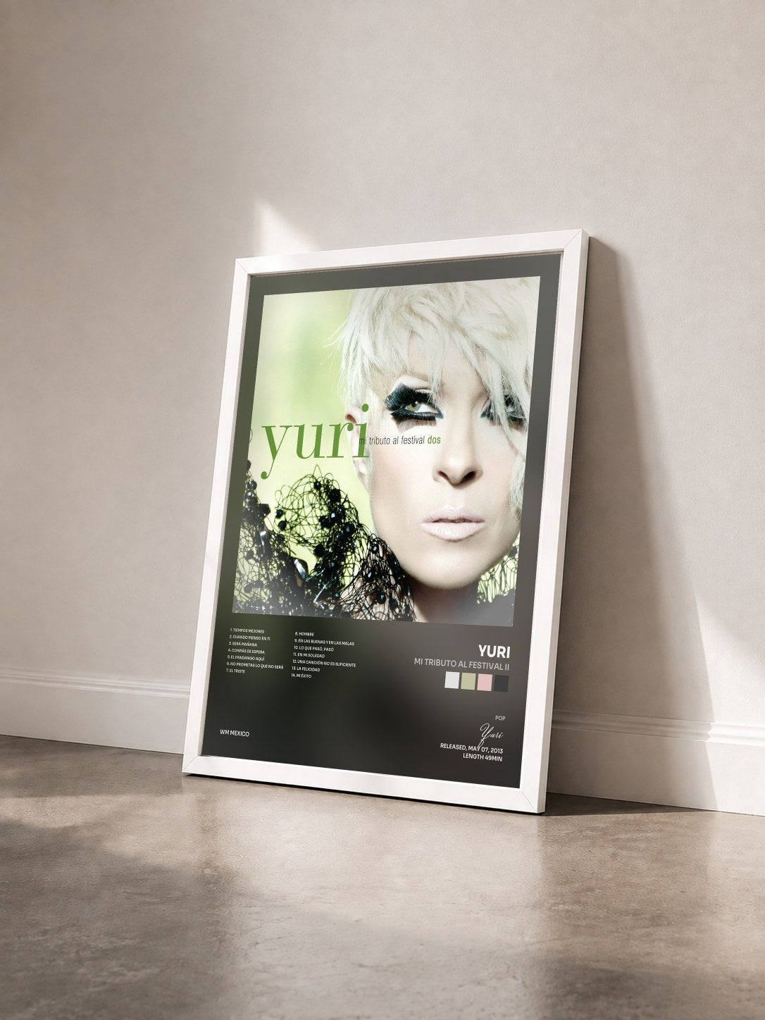 #blanc Tableau de l'album Mi Tributo al Festival II de Yuri vu de trois quarts, cadre blanc