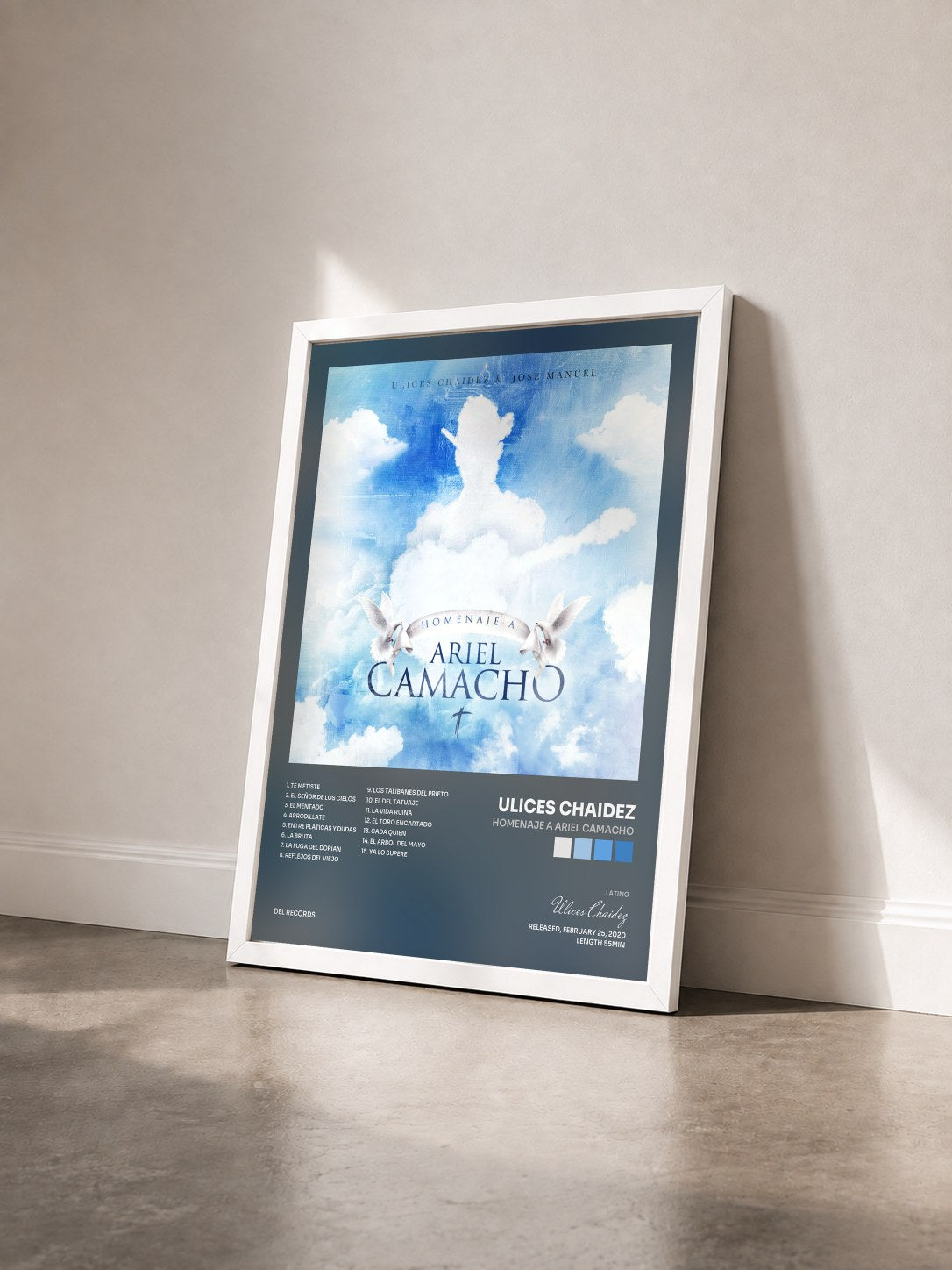 #blanc Tableau de l'album Homenaje a Ariel Camacho de Ulices Chaidez vu de trois quarts, cadre blanc