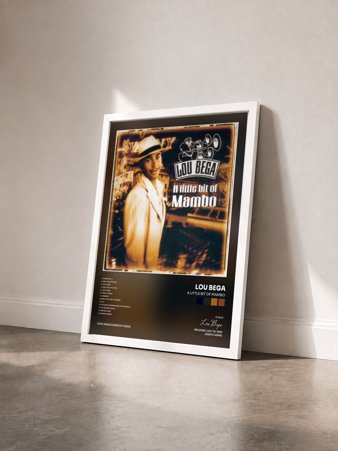 #blanc Tableau de l'album A Little Bit of Mambo de Lou Bega vu de trois quarts, cadre blanc
