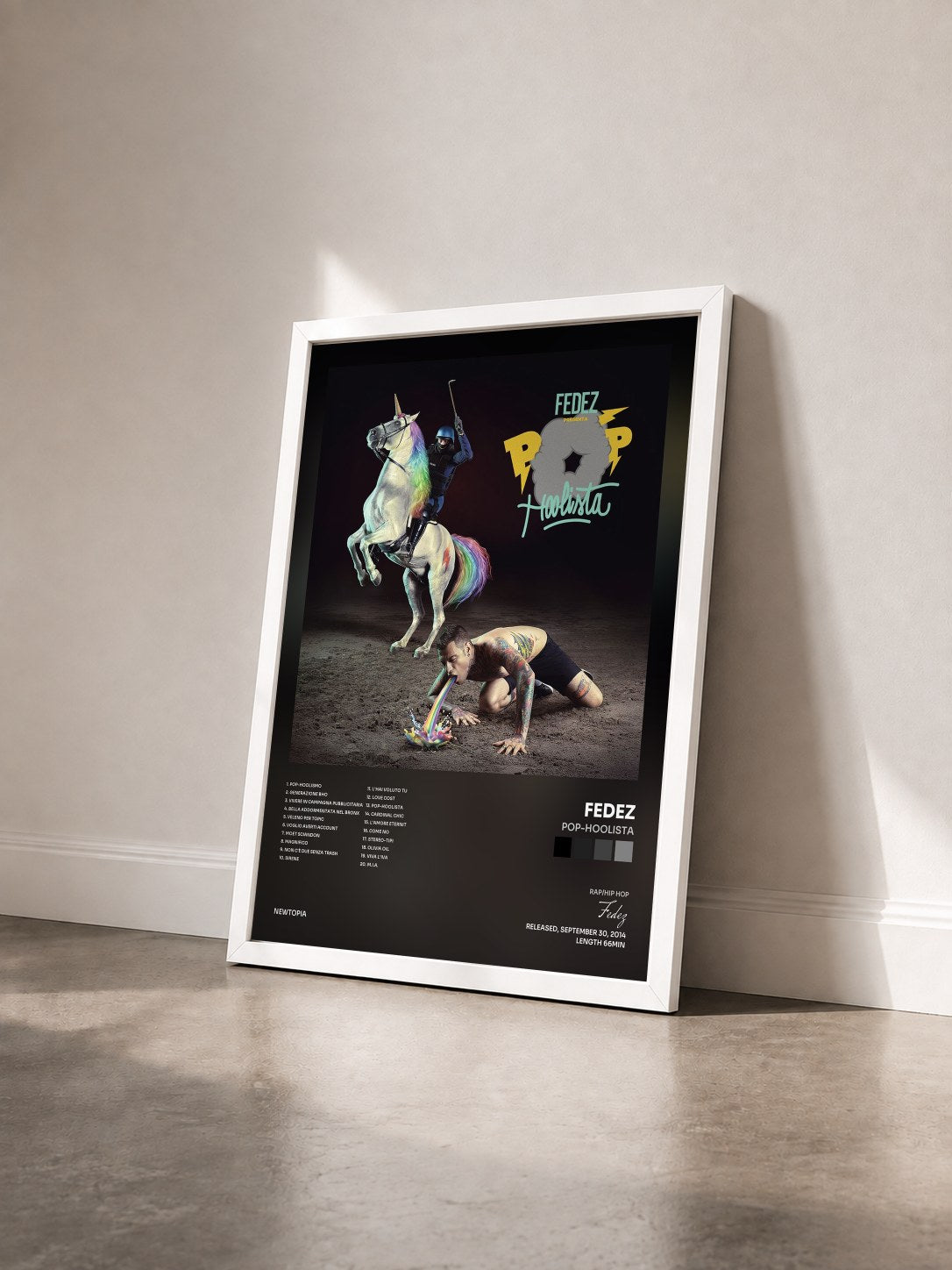#blanc Tableau de l'album Pop-hoolista de Fedez vu de trois quarts, cadre blanc