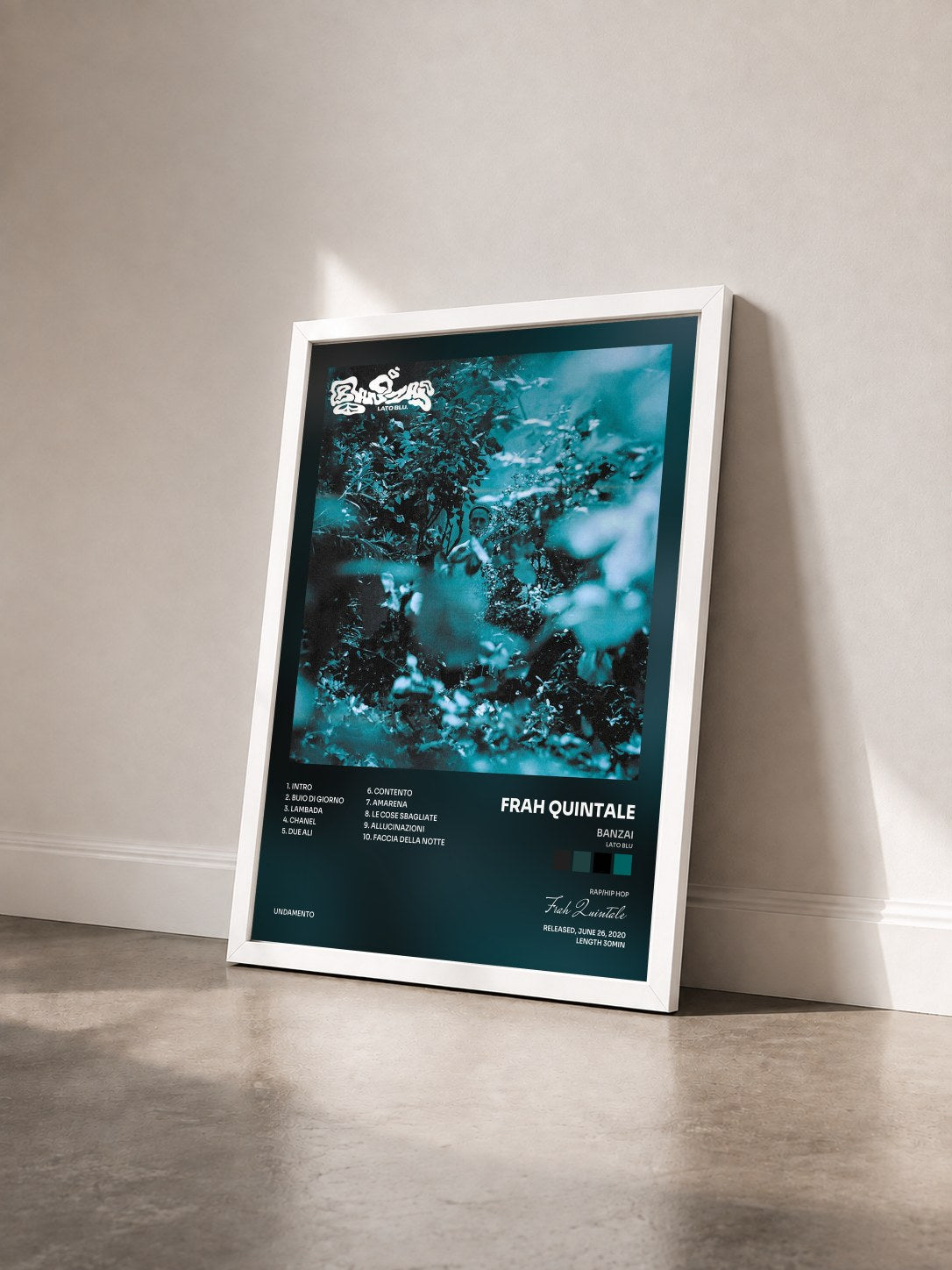#blanc Tableau de l'album Banzai (Lato blu) de Frah Quintale vu de trois quarts, cadre blanc