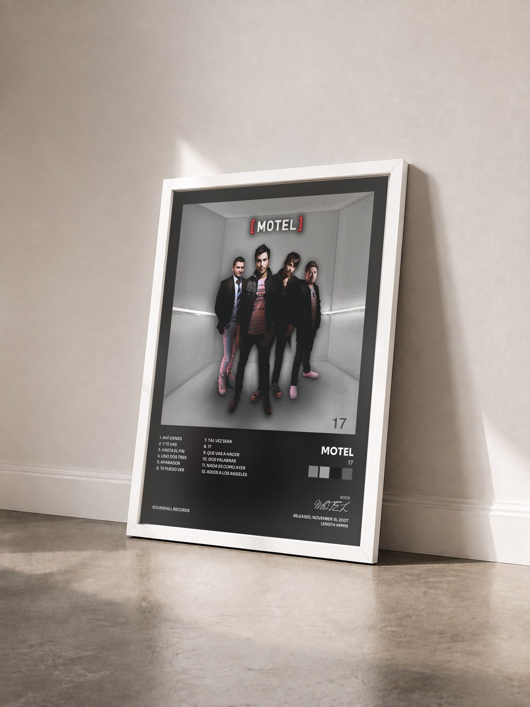 #blanc Tableau de l'album 17 de MOTEL vu de trois quarts, cadre blanc