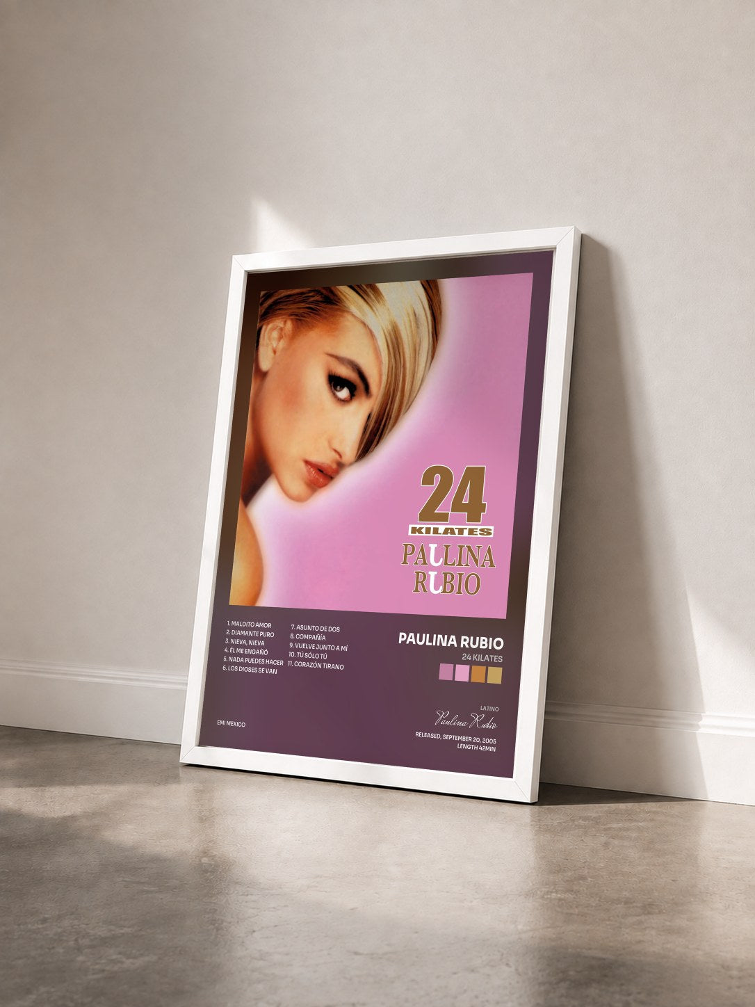 #blanc Tableau de l'album 24 Kilates de Paulina Rubio vu de trois quarts, cadre blanc