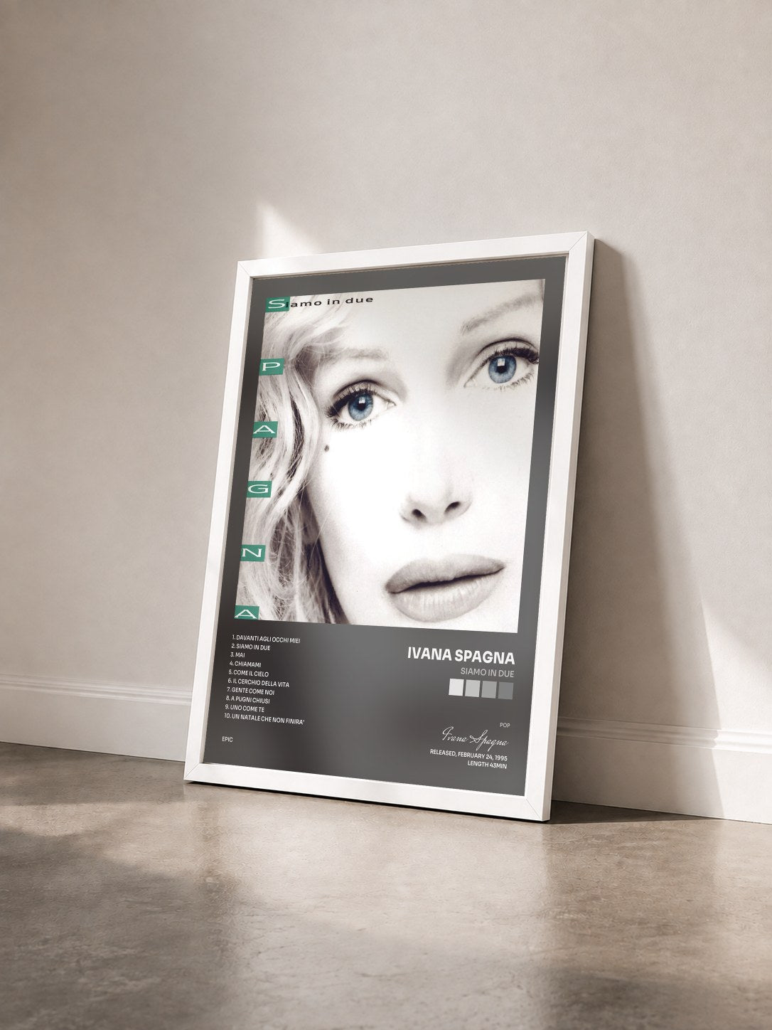 #blanc Tableau de l'album Siamo in Due de Ivana Spagna vu de trois quarts, cadre blanc