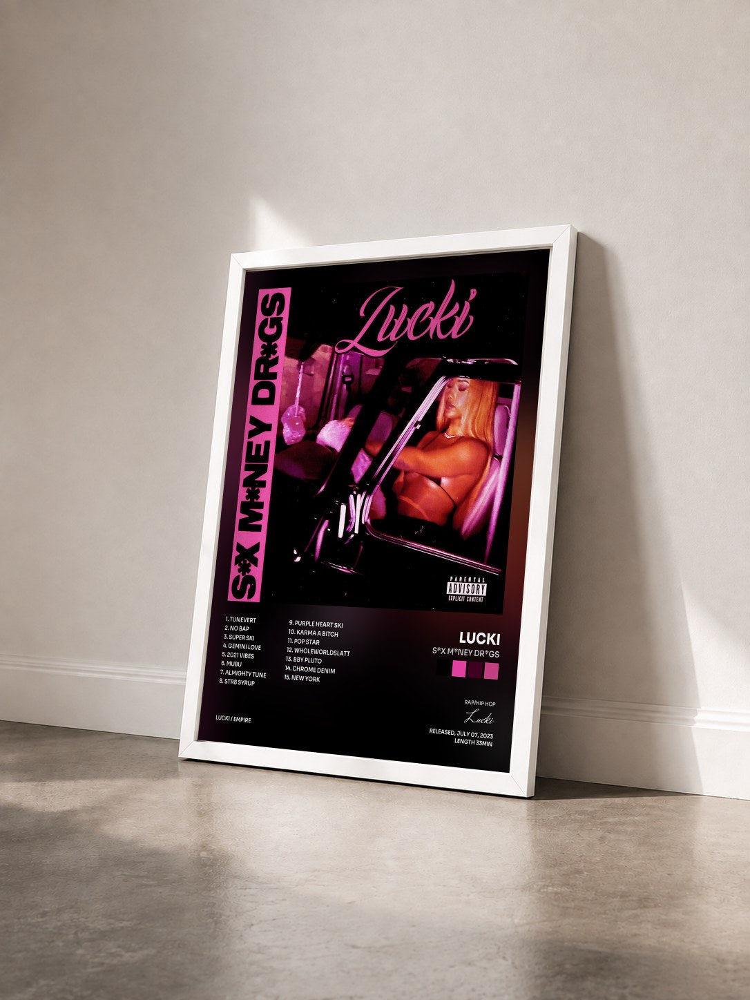 #blanc Tableau de l'album s*x m*ney dr*gs de Lucki vu de trois quarts, cadre blanc