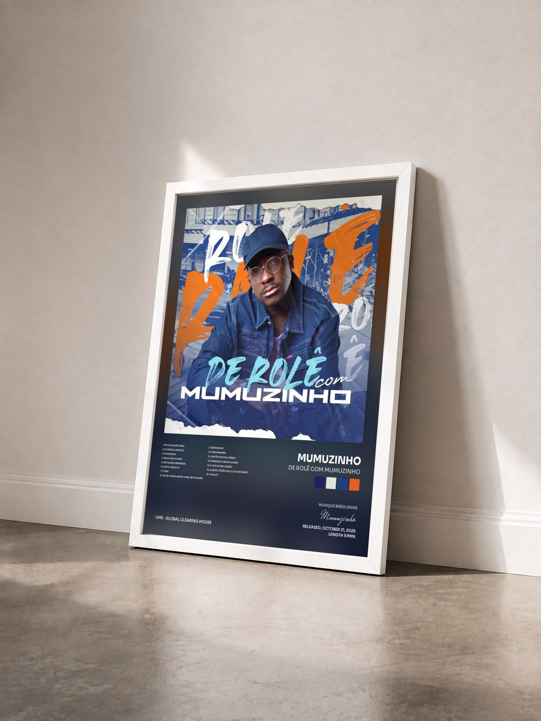 #blanc Tableau de l'album De Rolê com Mumuzinho de Mumuzinho vu de trois quarts, cadre blanc