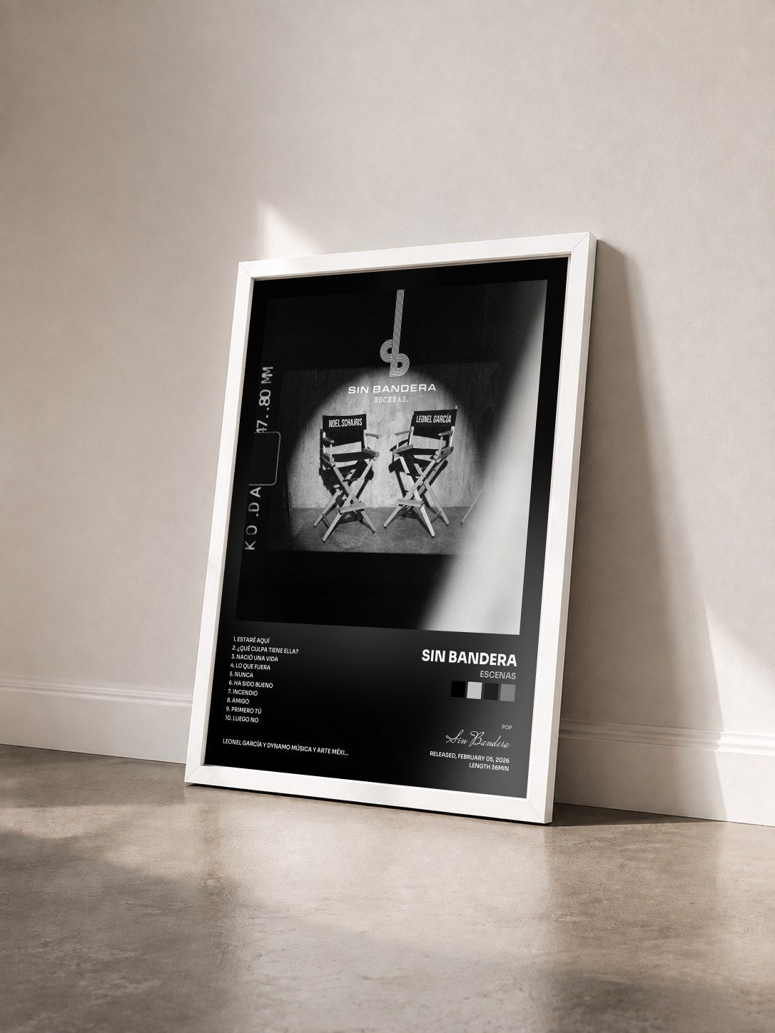 #blanc Tableau de l'album ESCENAS de Sin Bandera vu de trois quarts, cadre blanc