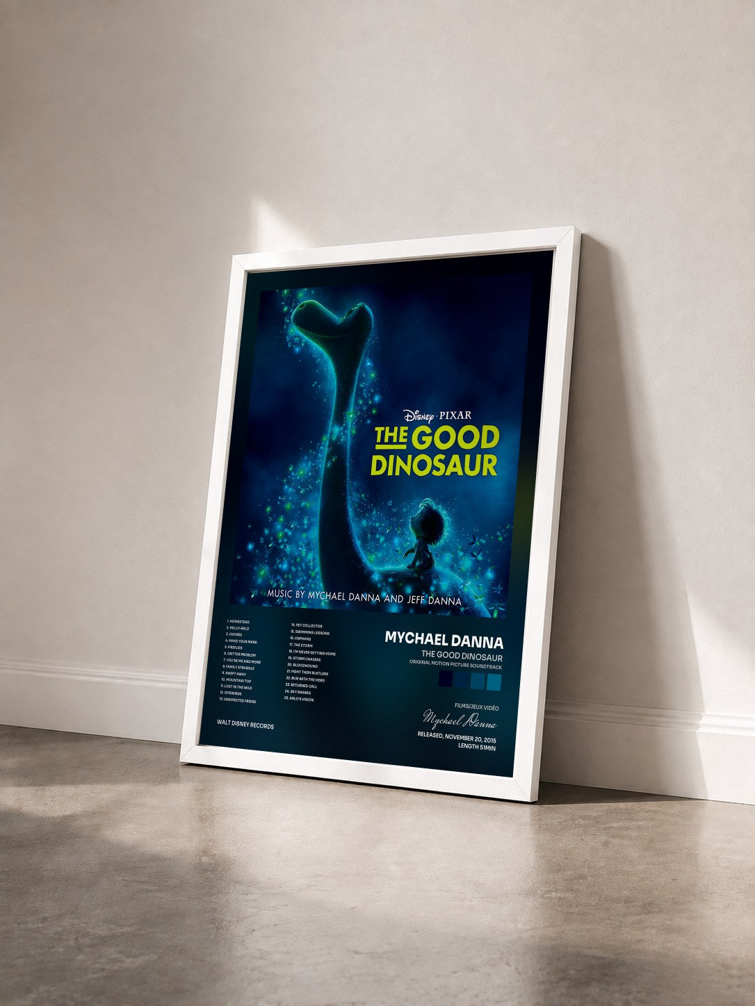 #blanc Tableau de l'album The Good Dinosaur (Original Motion Picture Soundtrack) de Mychael Danna vu de trois quarts, cadre blanc
