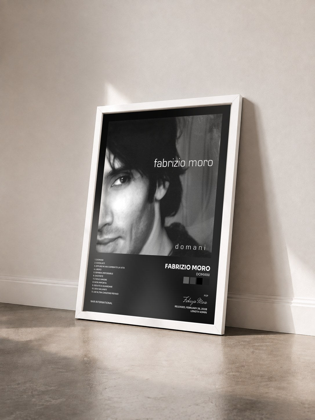 #blanc Tableau de l'album Domani de Fabrizio Moro vu de trois quarts, cadre blanc