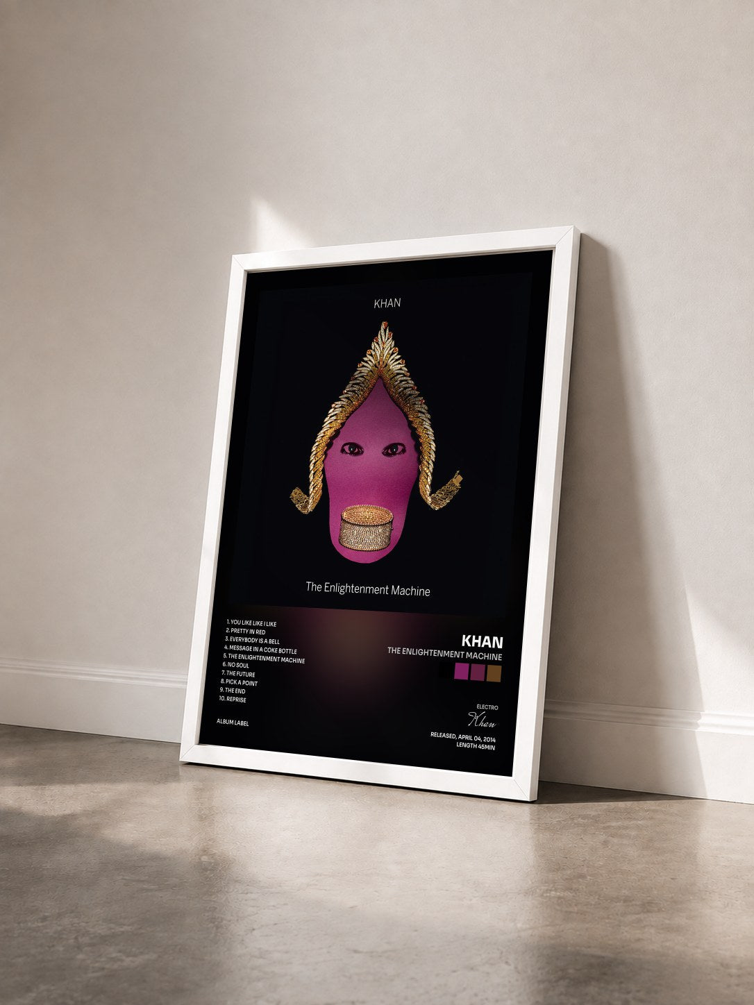 #blanc Tableau de l'album The Enlightenment Machine de Khan vu de trois quarts, cadre blanc