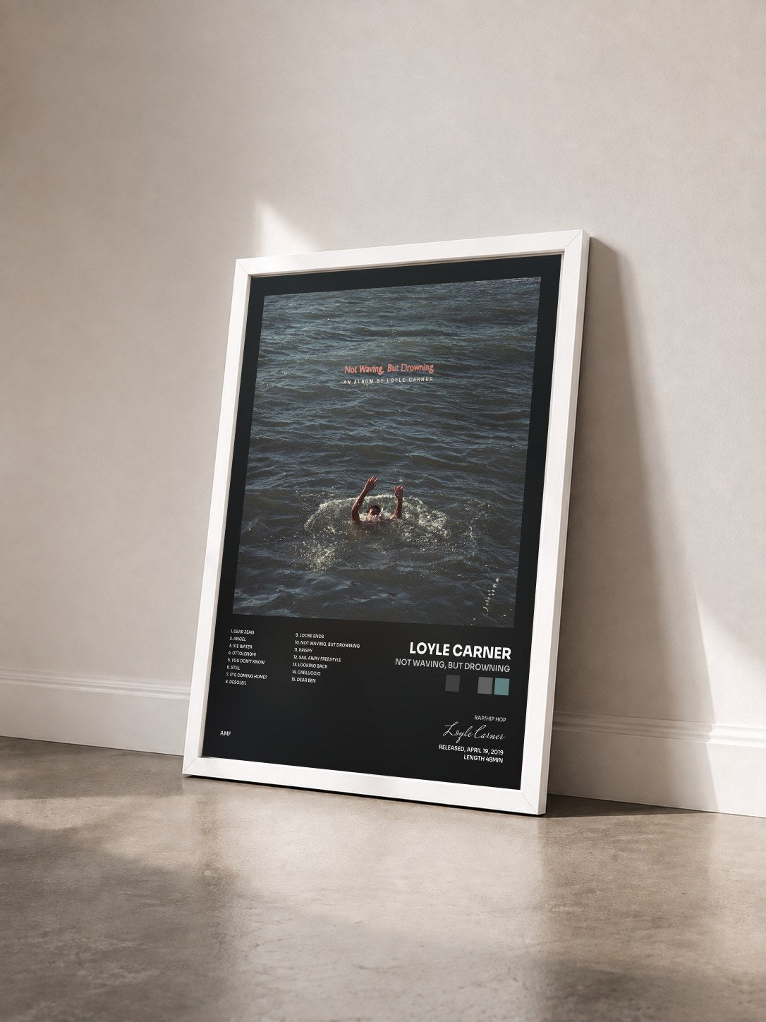 #blanc Tableau de l'album Not Waving, But Drowning de Loyle Carner vu de trois quarts, cadre blanc