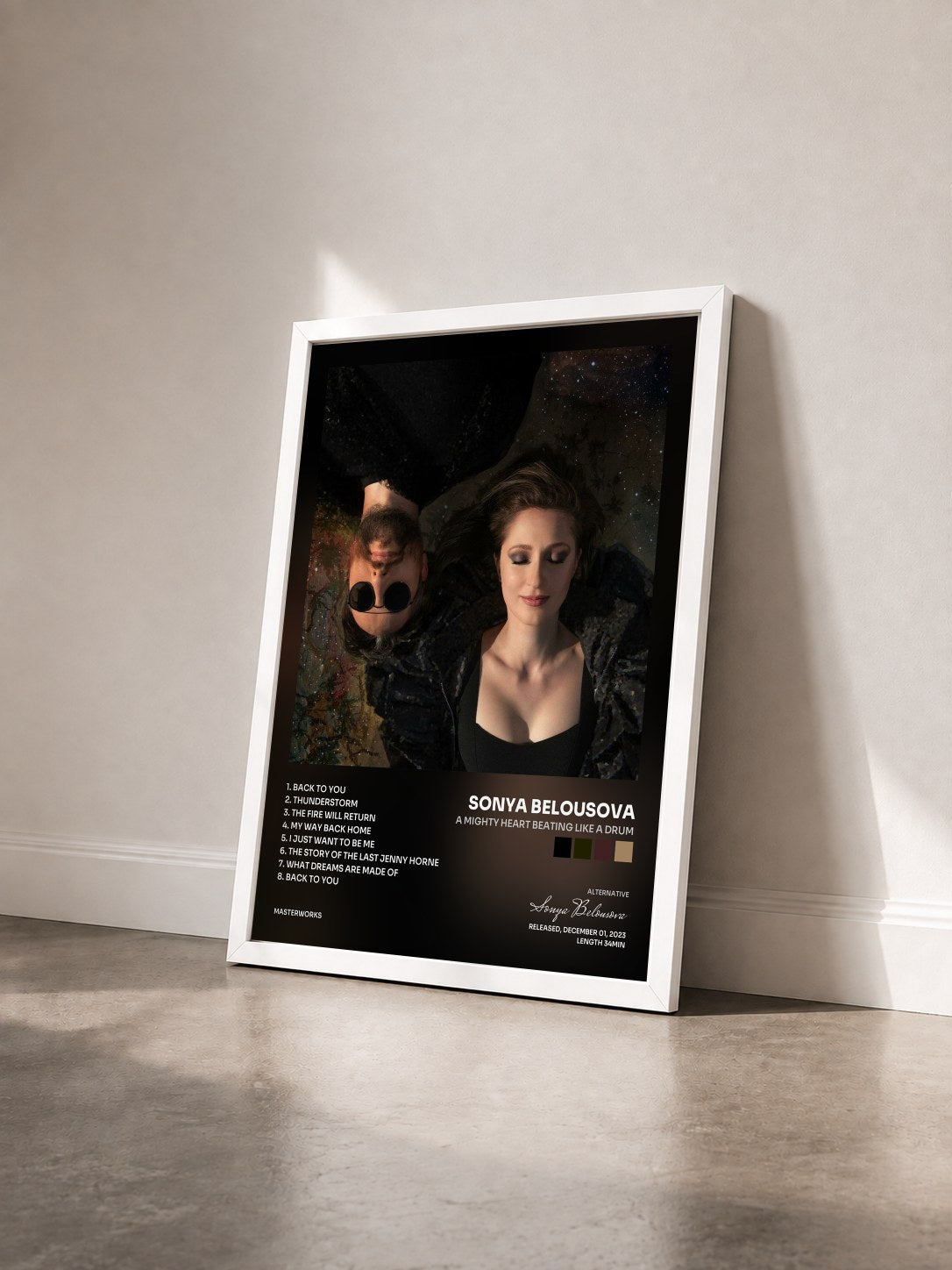 #blanc Tableau de l'album A Mighty Heart Beating Like A Drum de Sonya Belousova vu de trois quarts, cadre blanc