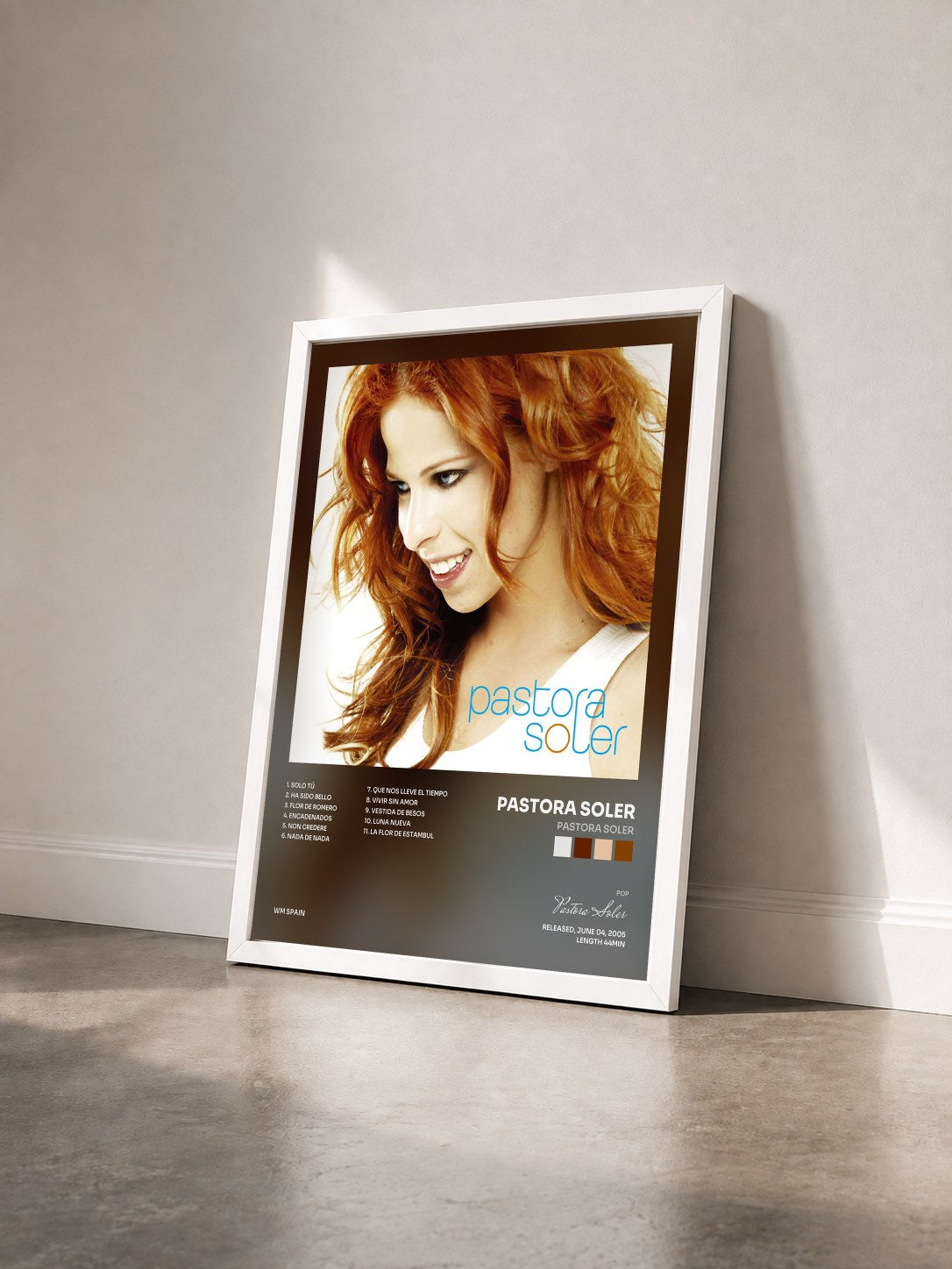 #blanc Tableau de l'album Pastora Soler de Pastora Soler vu de trois quarts, cadre blanc