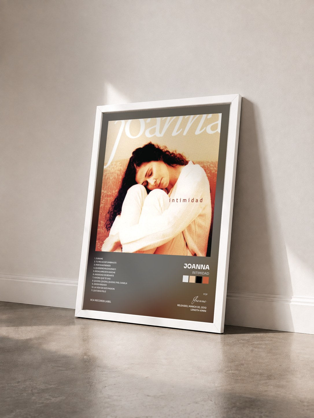 #blanc Tableau de l'album Intimidad de Joanna vu de trois quarts, cadre blanc