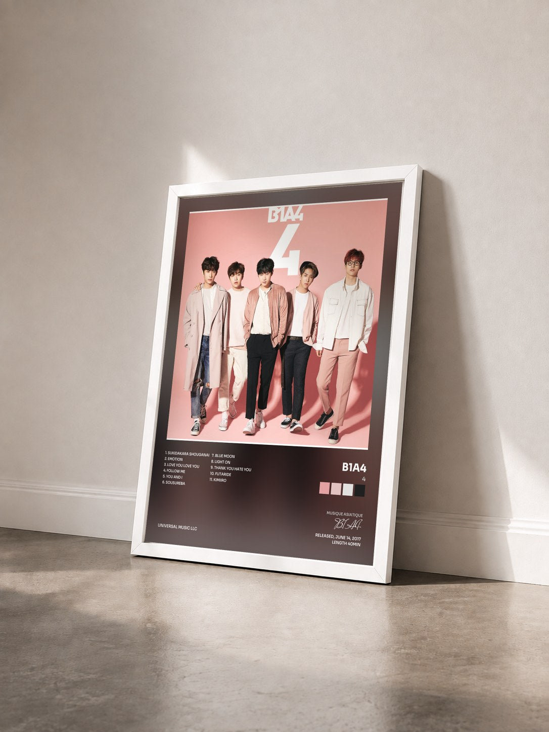 #blanc Tableau de l'album 4 de B1A4 vu de trois quarts, cadre blanc