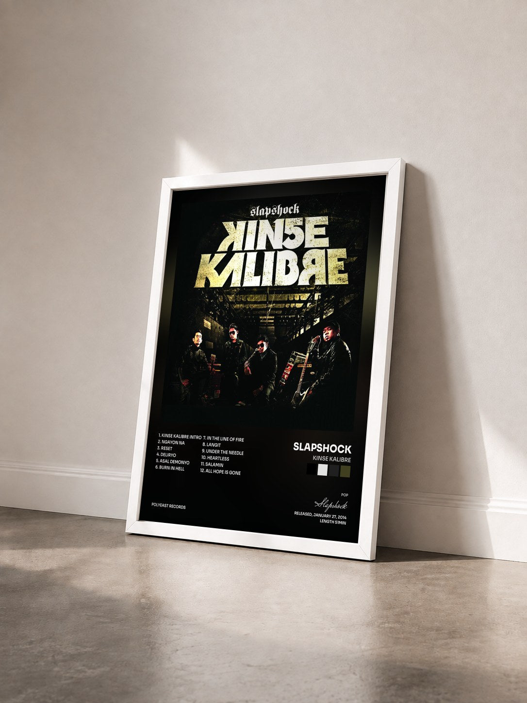 #blanc Tableau de l'album Kinse Kalibre de Slapshock vu de trois quarts, cadre blanc