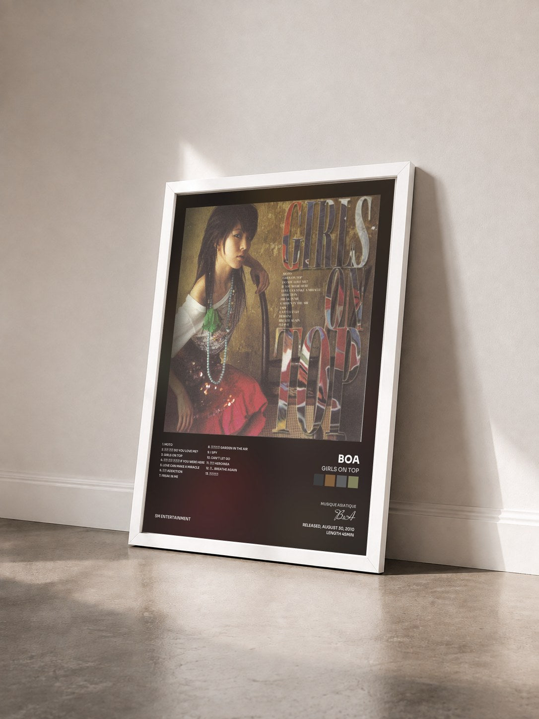 #blanc Tableau de l'album Girls On Top de BoA vu de trois quarts, cadre blanc