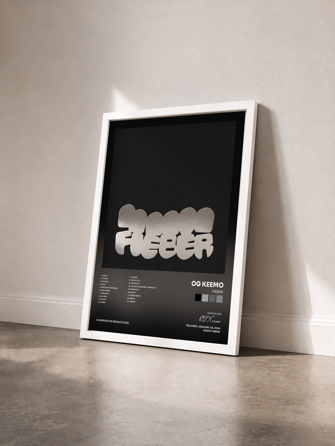 #blanc Tableau de l'album Fieber de OG Keemo vu de trois quarts, cadre blanc