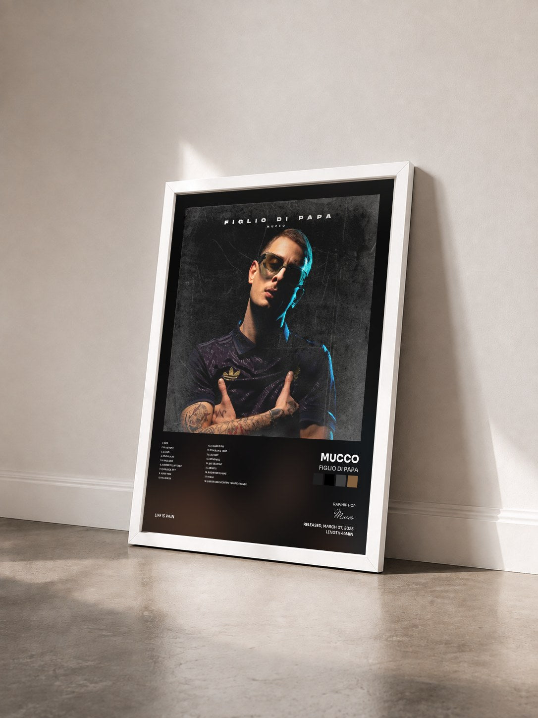 #blanc Tableau de l'album FIGLIO DI PAPA de Mucco vu de trois quarts, cadre blanc