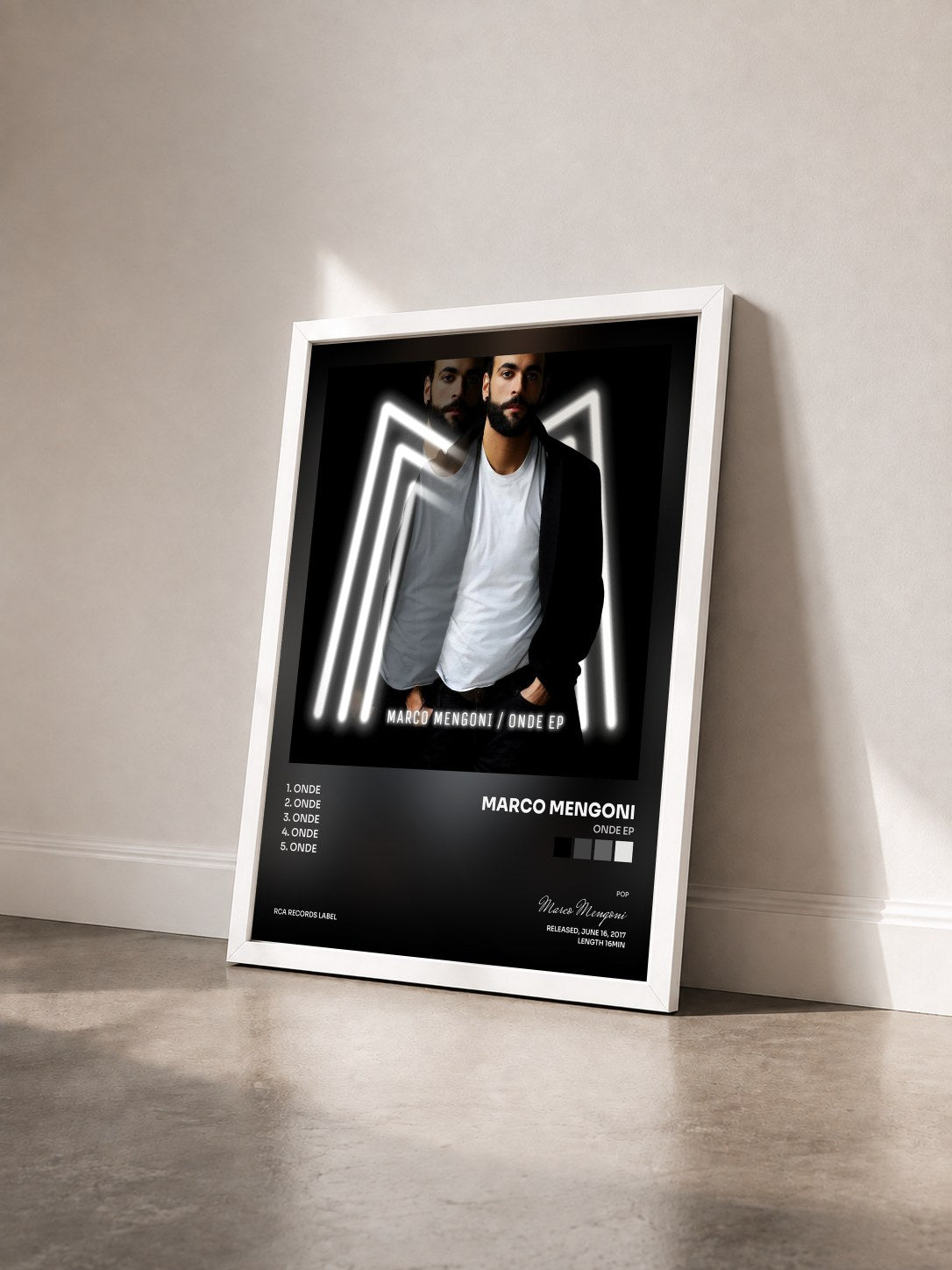#blanc Tableau de l'album Onde EP de Marco Mengoni vu de trois quarts, cadre blanc