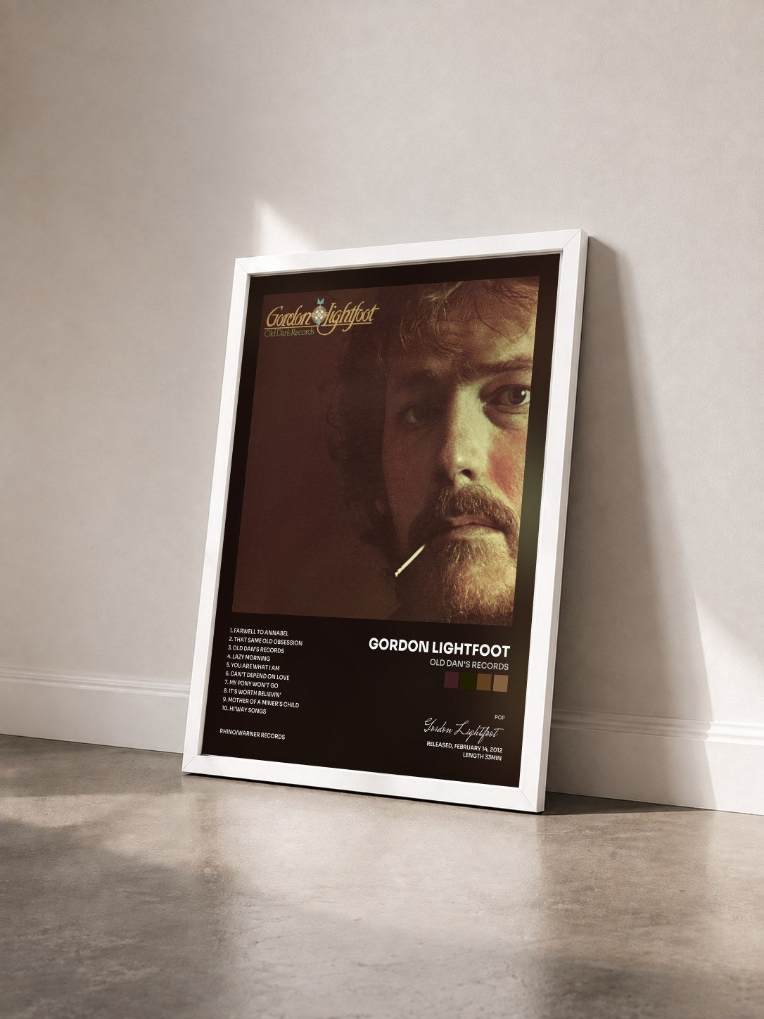 #blanc Tableau de l'album Old Dan's Records de Gordon Lightfoot vu de trois quarts, cadre blanc