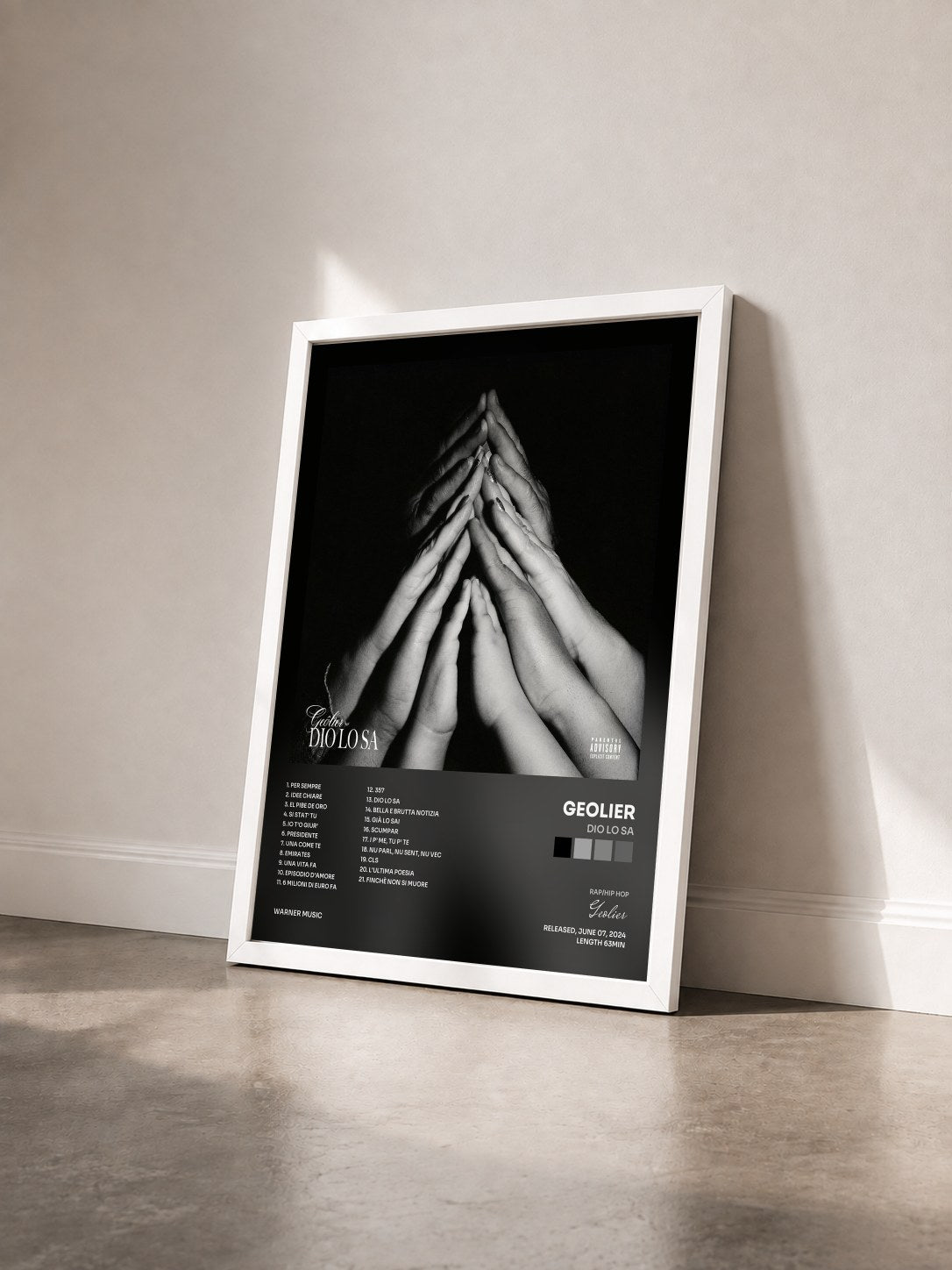 #blanc Tableau de l'album DIO LO SA de Geolier vu de trois quarts, cadre blanc