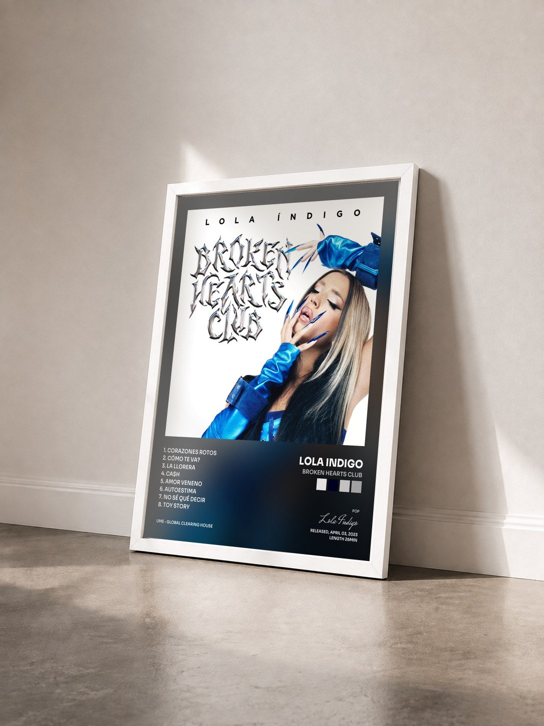 #blanc Tableau de l'album Broken Hearts Club de Lola Indigo vu de trois quarts, cadre blanc