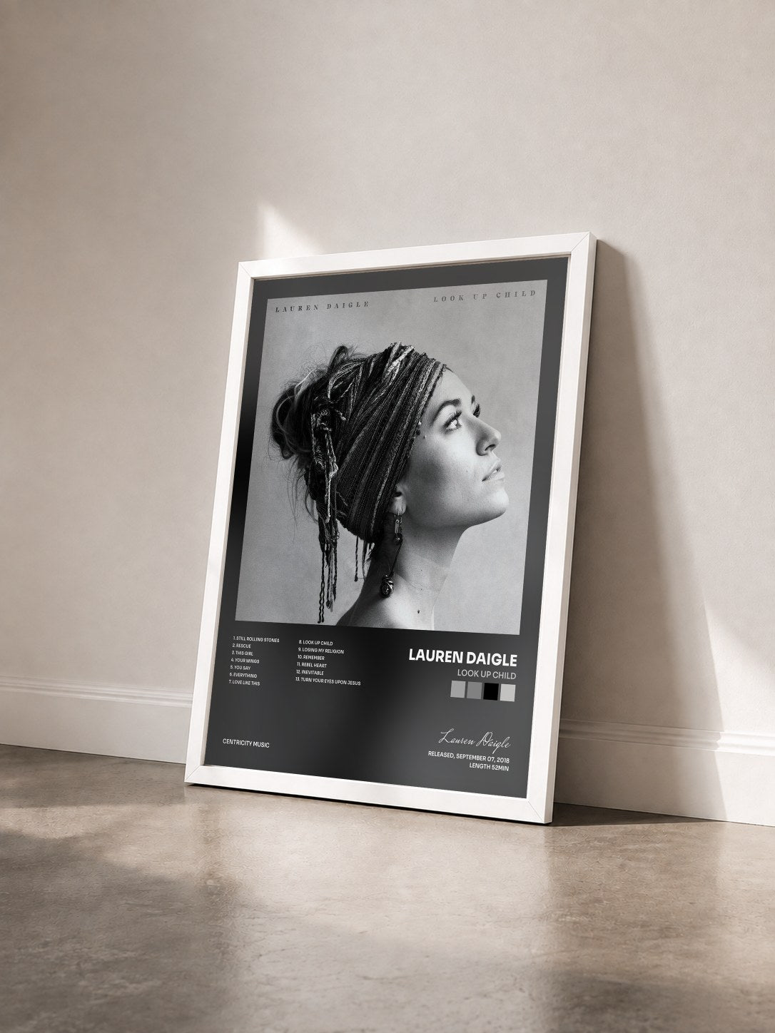 #blanc Tableau de l'album Look Up Child de Lauren Daigle vu de trois quarts, cadre blanc
