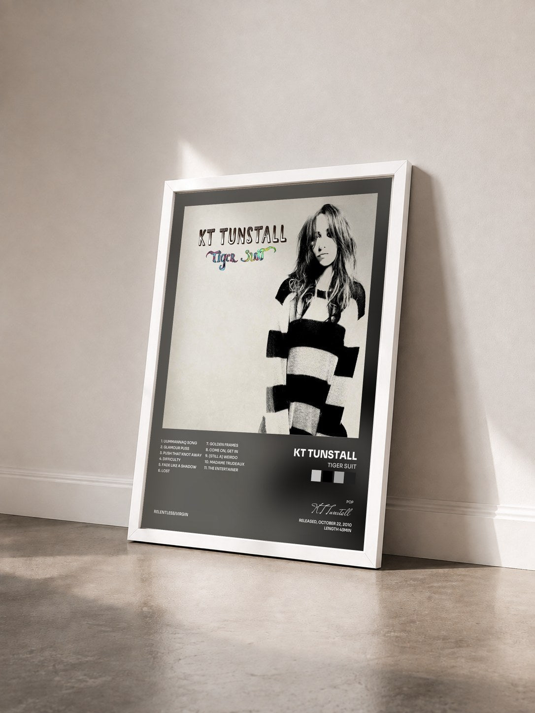 #blanc Tableau de l'album Tiger Suit de KT Tunstall vu de trois quarts, cadre blanc