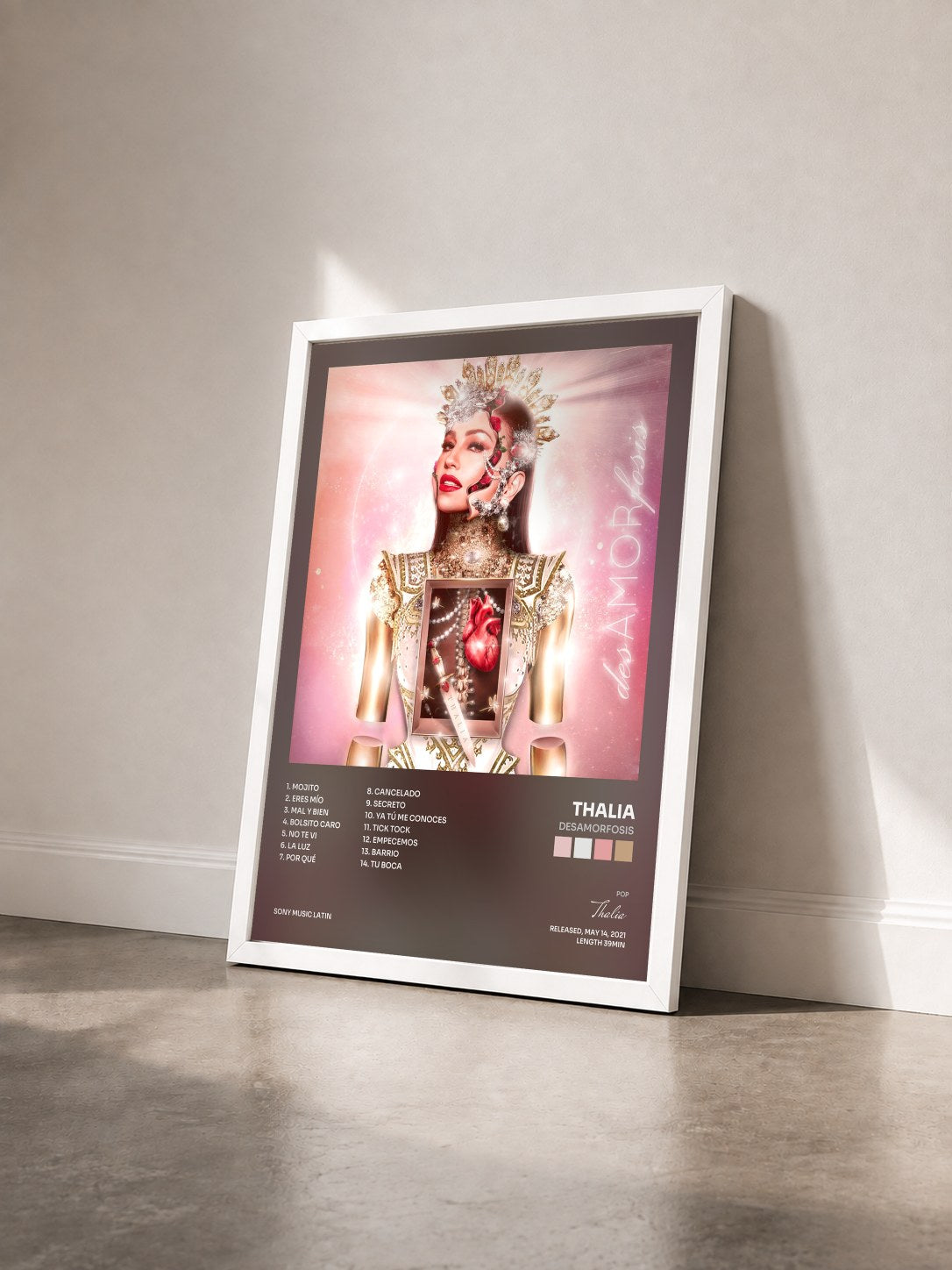 #blanc Tableau de l'album desAMORfosis de Thalia vu de trois quarts, cadre blanc