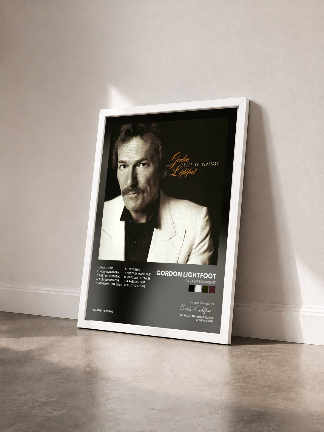 #blanc Tableau de l'album East of Midnight de Gordon Lightfoot vu de trois quarts, cadre blanc