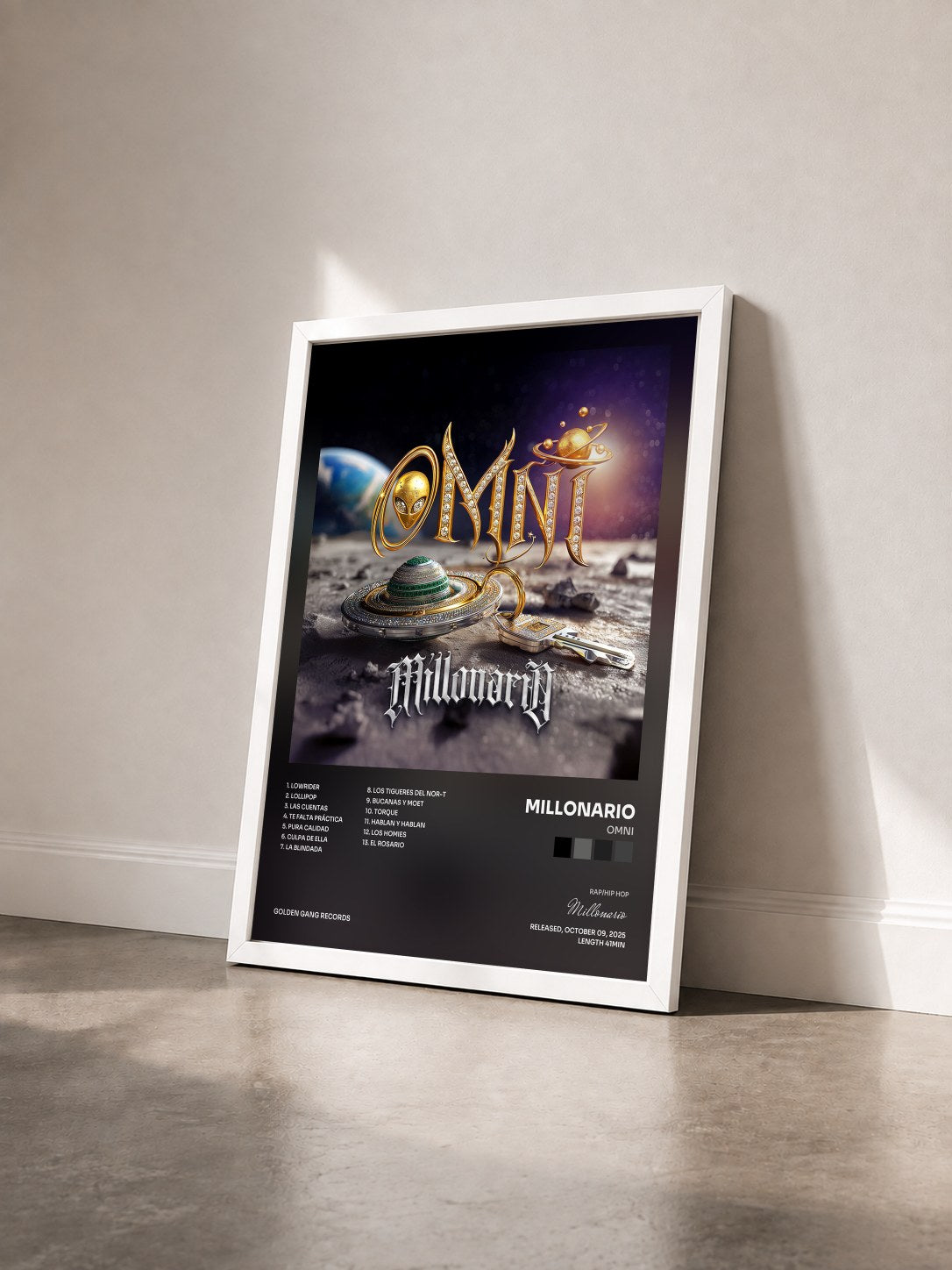#blanc Tableau de l'album OMNI de Millonario vu de trois quarts, cadre blanc