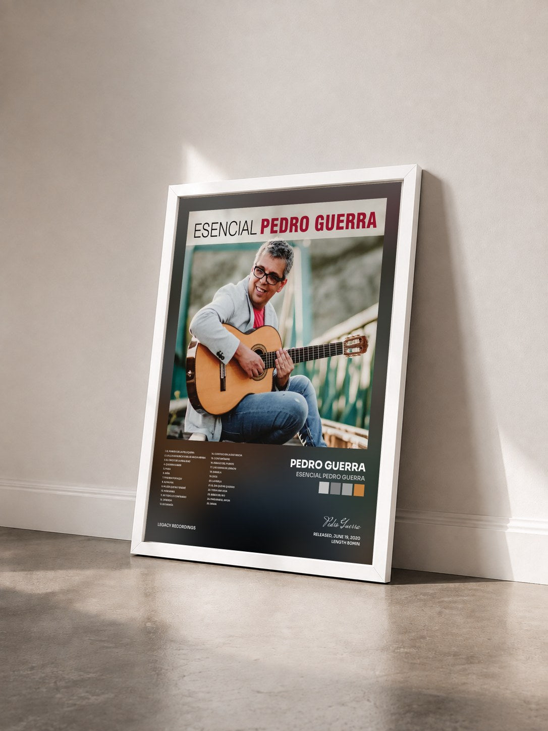 #blanc Tableau de l'album Esencial Pedro Guerra de Pedro Guerra vu de trois quarts, cadre blanc