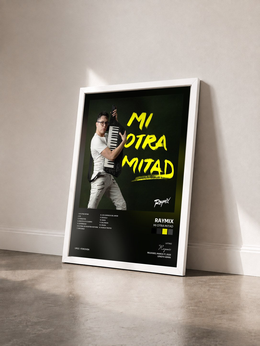 #blanc Tableau de l'album Mi Otra Mitad de Raymix vu de trois quarts, cadre blanc