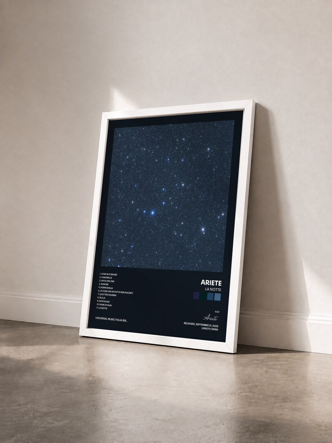#blanc Tableau de l'album LA NOTTE de Ariete vu de trois quarts, cadre blanc