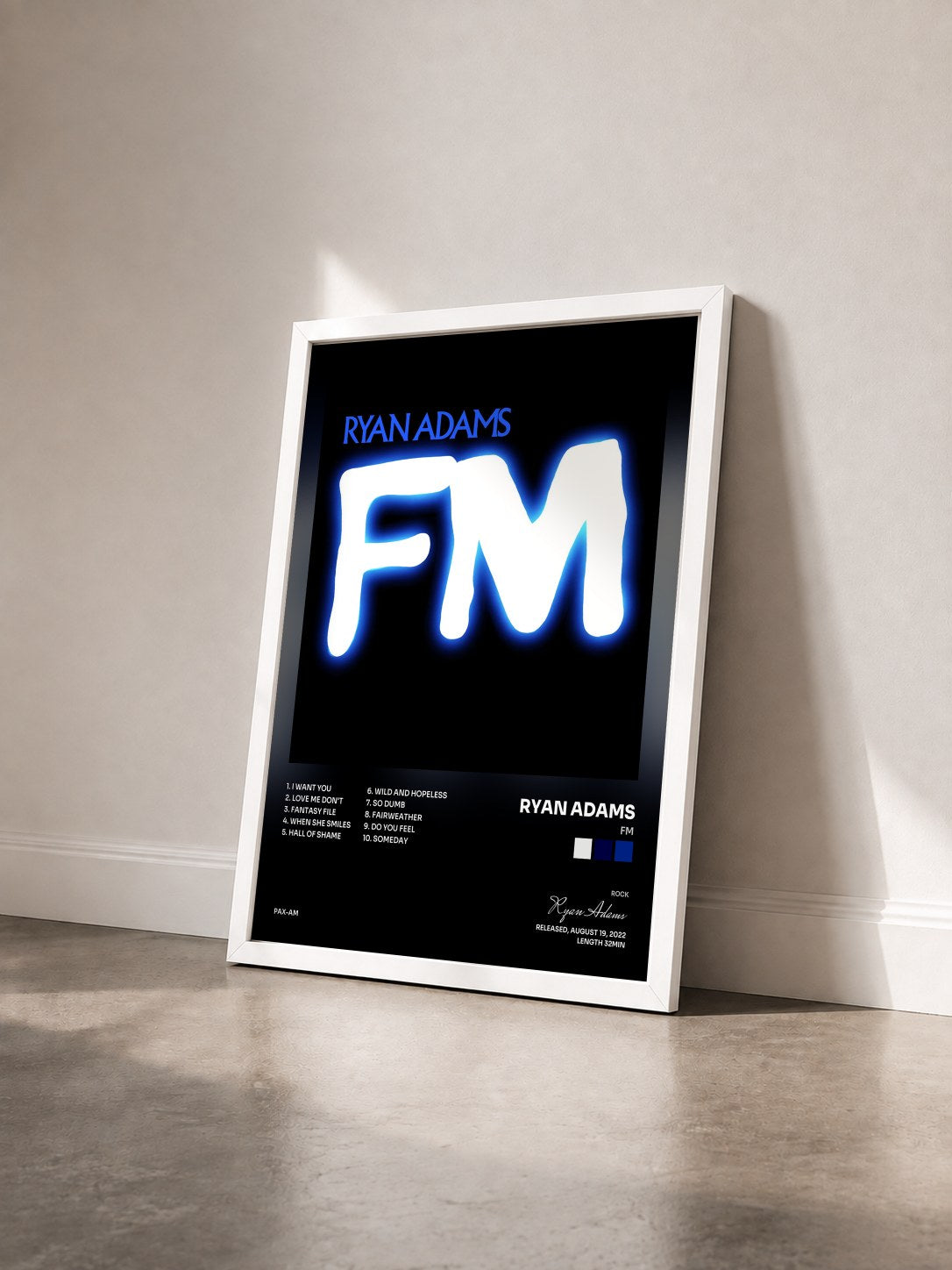 #blanc Tableau de l'album FM de Ryan Adams vu de trois quarts, cadre blanc