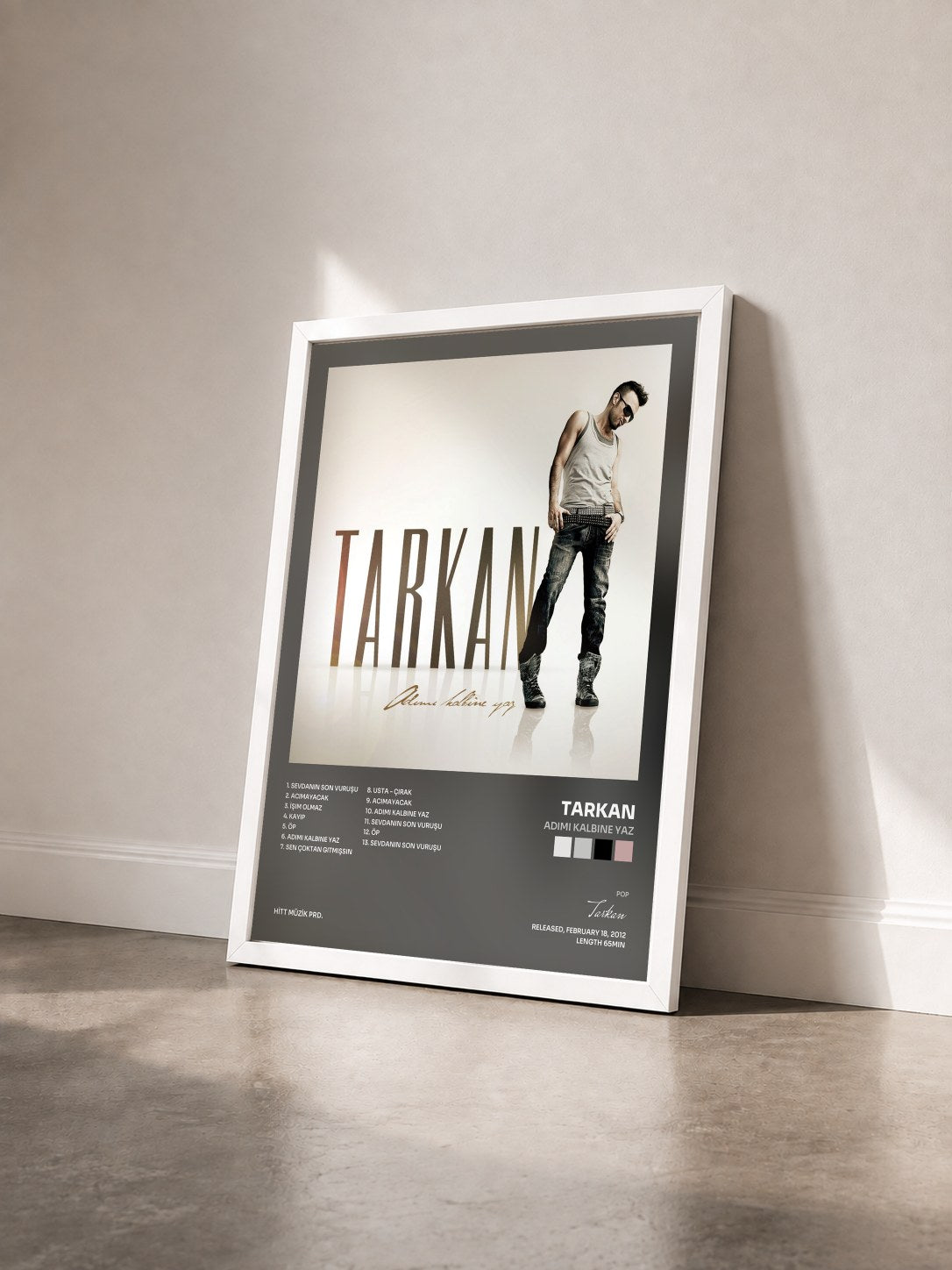 #blanc Tableau de l'album Adımı Kalbine Yaz de Tarkan vu de trois quarts, cadre blanc