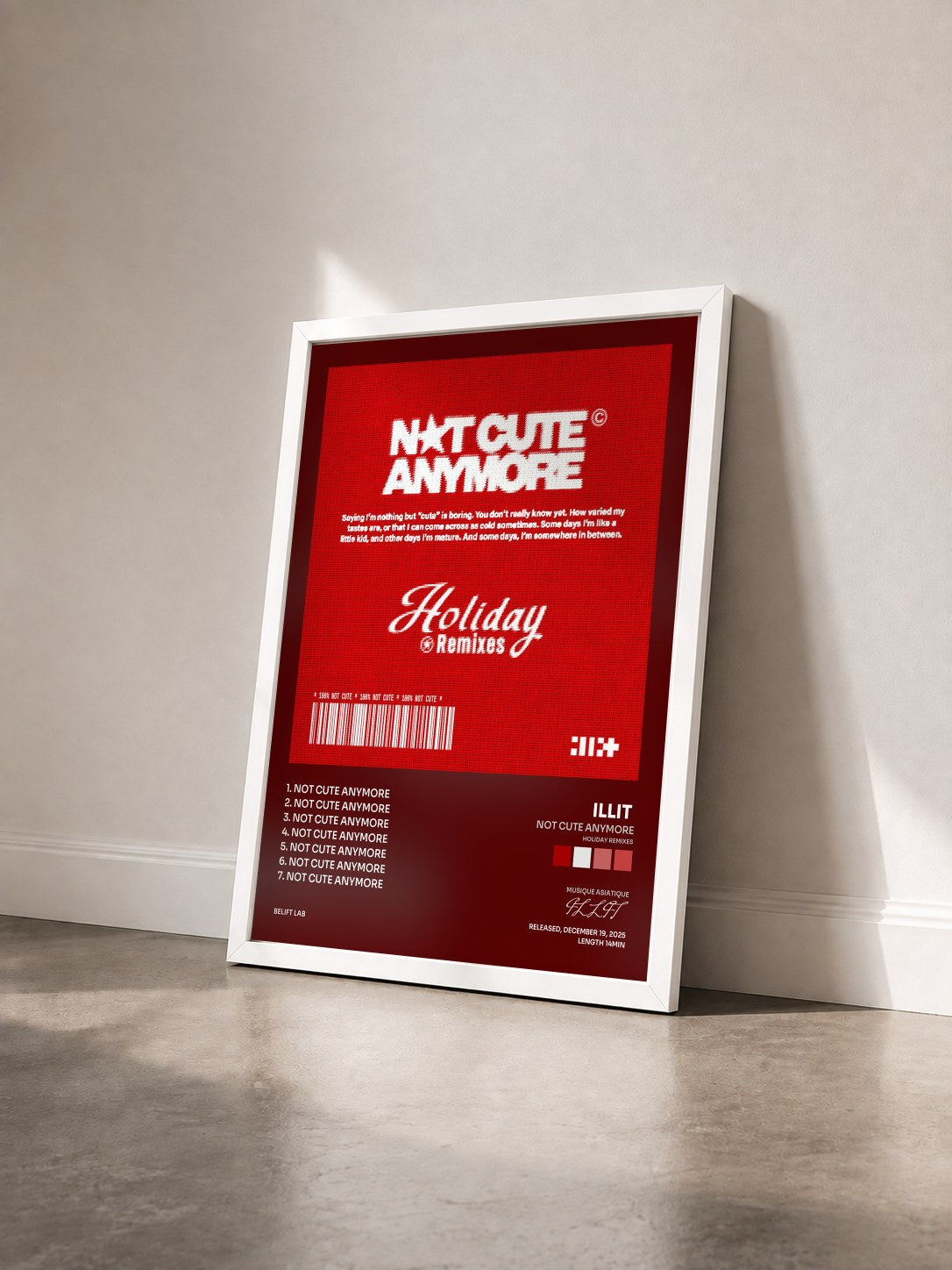 #blanc Tableau de l'album NOT CUTE ANYMORE (Holiday Remixes) de ILLIT  vu de trois quarts, cadre blanc