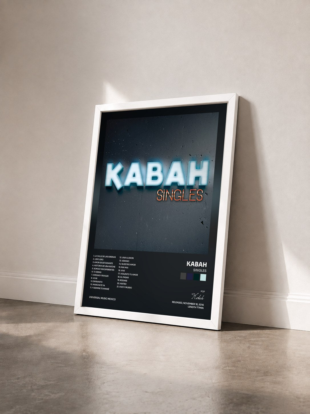 #blanc Tableau de l'album Singles de Kabah vu de trois quarts, cadre blanc