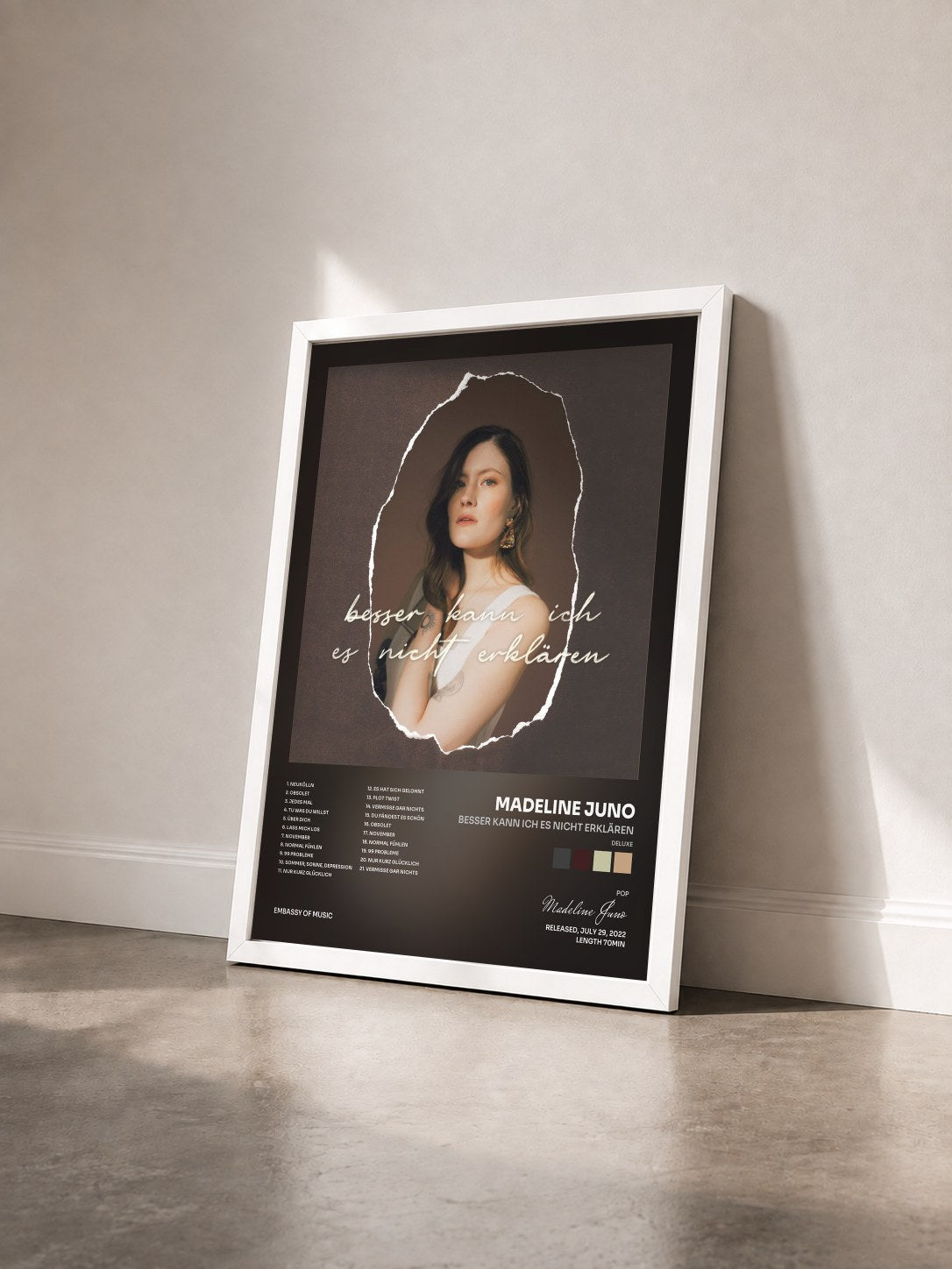 #blanc Tableau de l'album Besser kann ich es nicht erklären (Deluxe) de Madeline Juno vu de trois quarts, cadre blanc