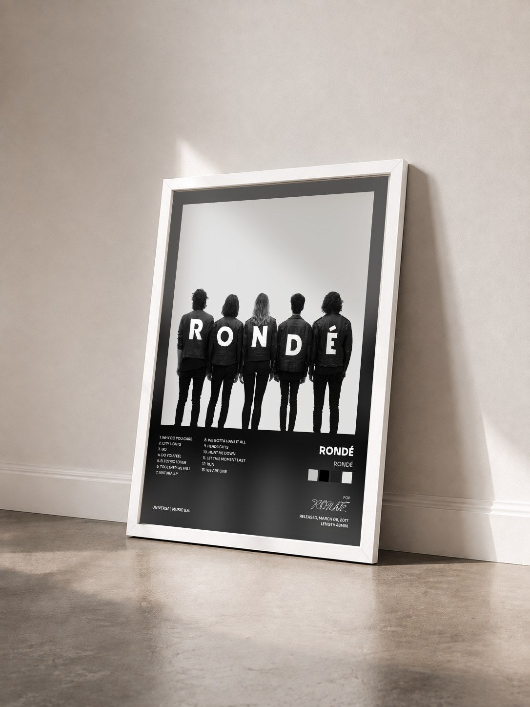 #blanc Tableau de l'album RONDÉ de RONDÉ vu de trois quarts, cadre blanc