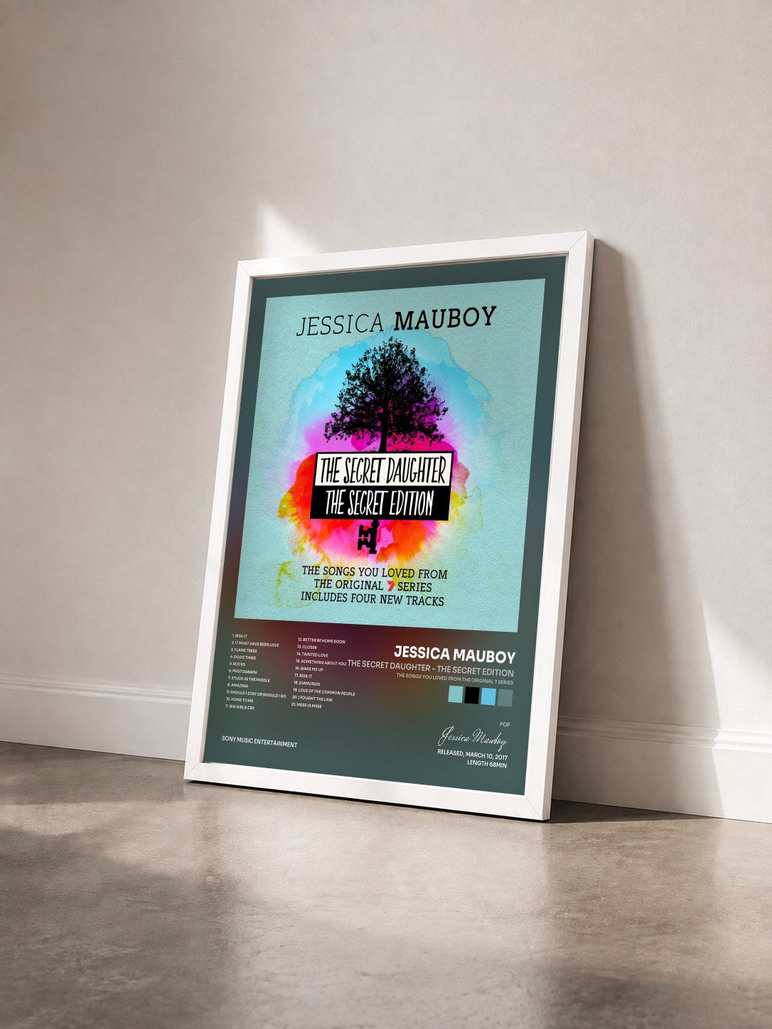 #blanc Tableau de l'album The Secret Daughter - The Secret Edition (The Songs You Loved from the Original 7 Series) de Jessica Mauboy vu de trois quarts, cadre blanc