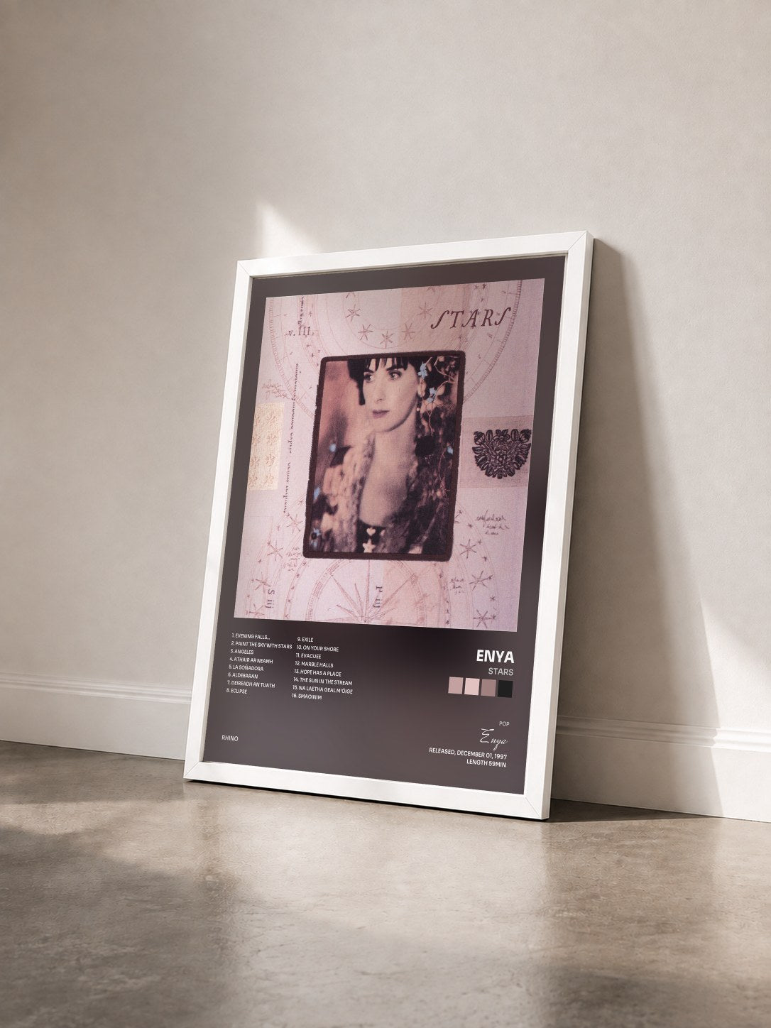 #blanc Tableau de l'album Stars de Enya vu de trois quarts, cadre blanc