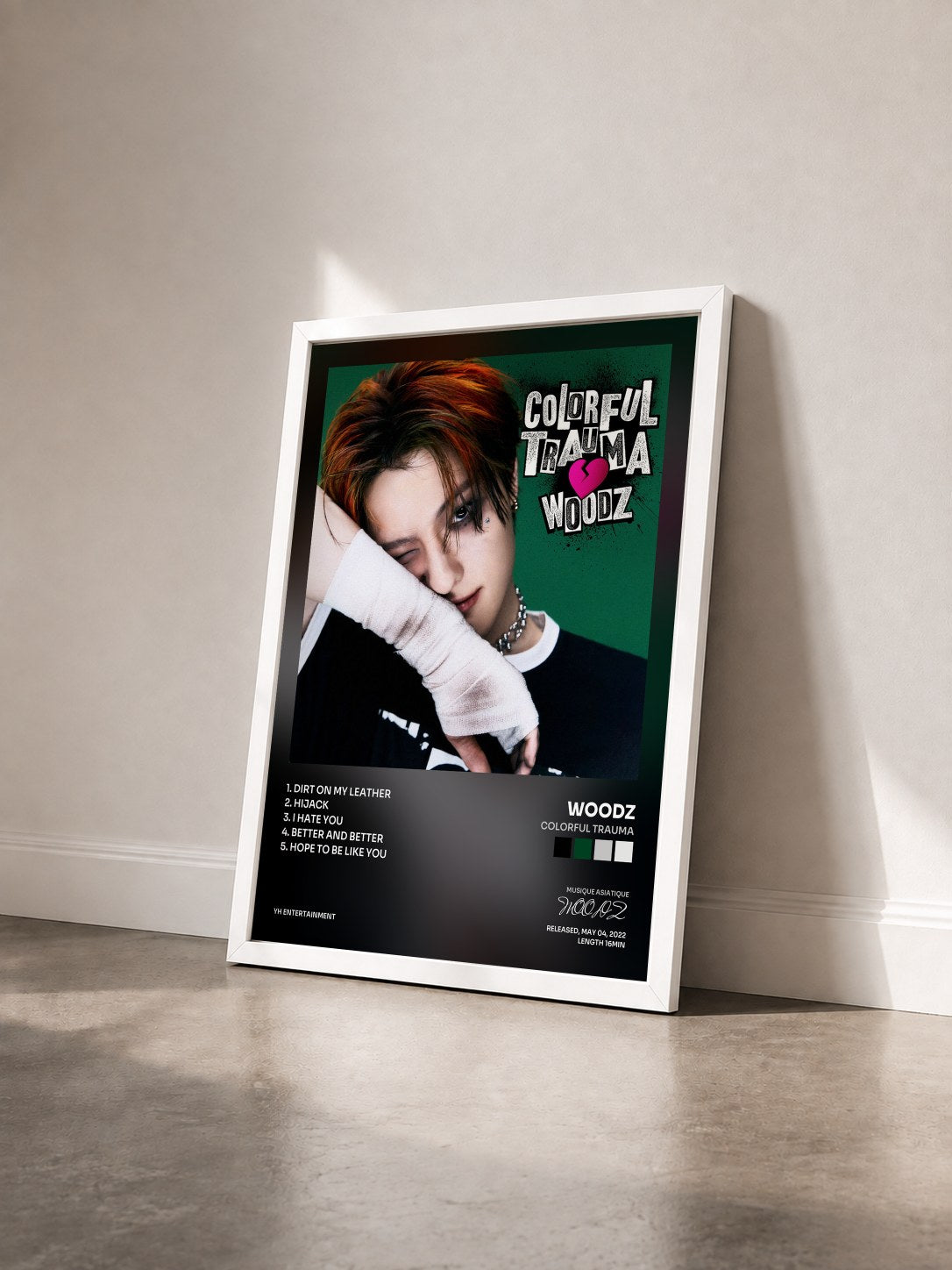 #blanc Tableau de l'album COLORFUL TRAUMA de WOODZ vu de trois quarts, cadre blanc