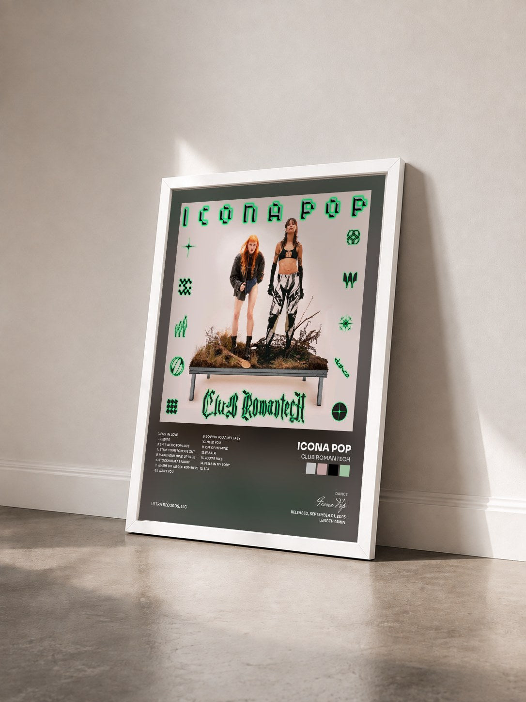 #blanc Tableau de l'album Club Romantech de Icona Pop vu de trois quarts, cadre blanc