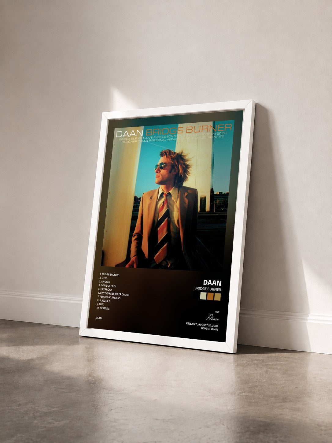 #blanc Tableau de l'album Bridge Burner de Daan vu de trois quarts, cadre blanc