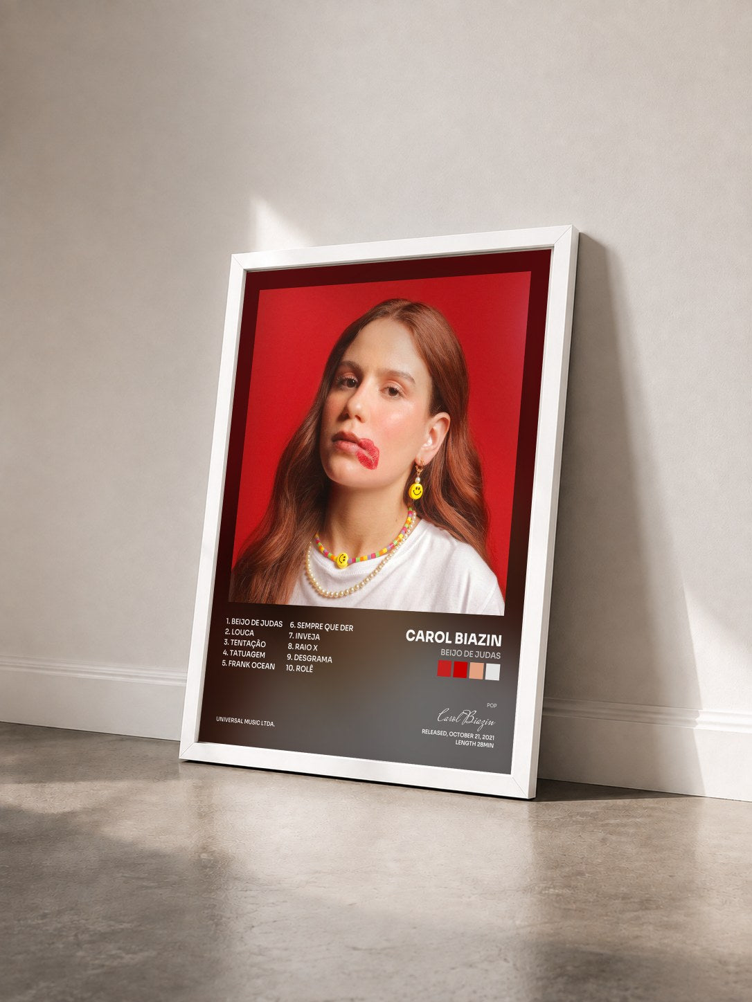 #blanc Tableau de l'album Beijo De Judas de Carol Biazin vu de trois quarts, cadre blanc