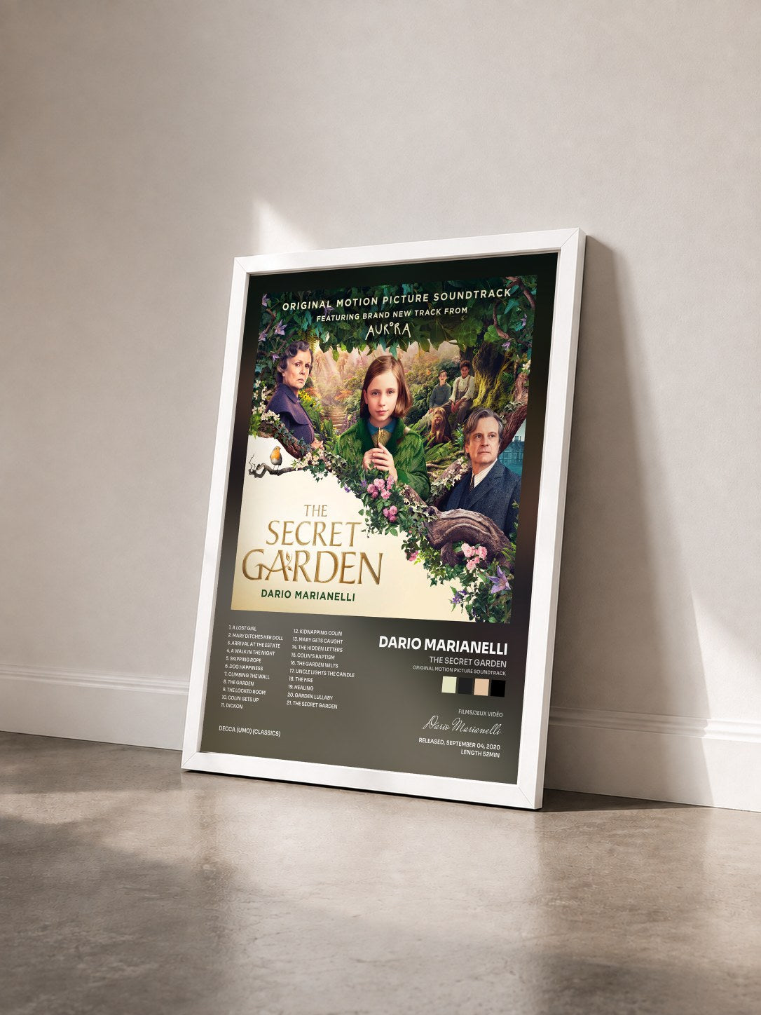 #blanc Tableau de l'album The Secret Garden (Original Motion Picture Soundtrack) de Dario Marianelli vu de trois quarts, cadre blanc