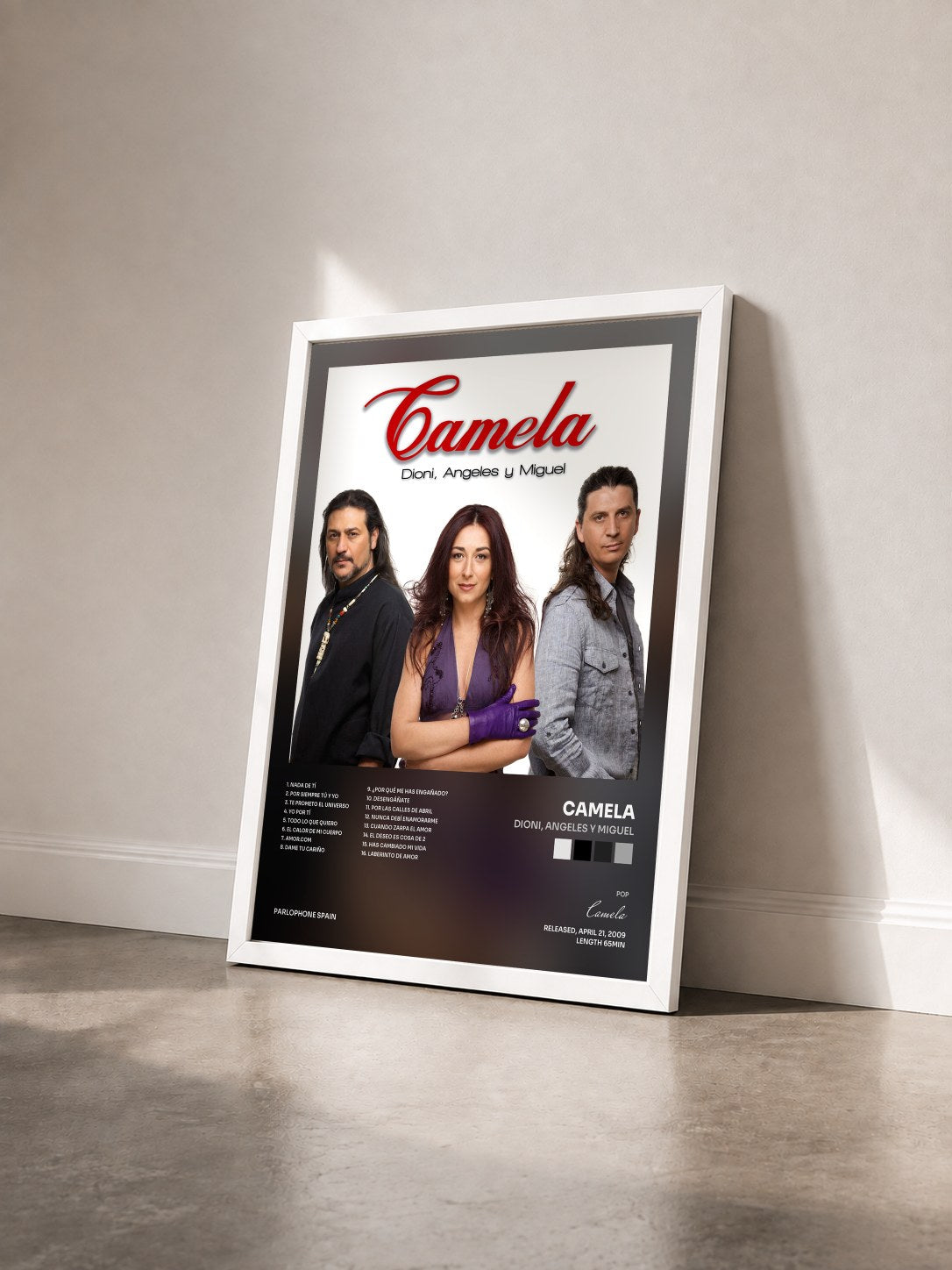 #blanc Tableau de l'album Dioni, Angeles y Miguel de Camela vu de trois quarts, cadre blanc