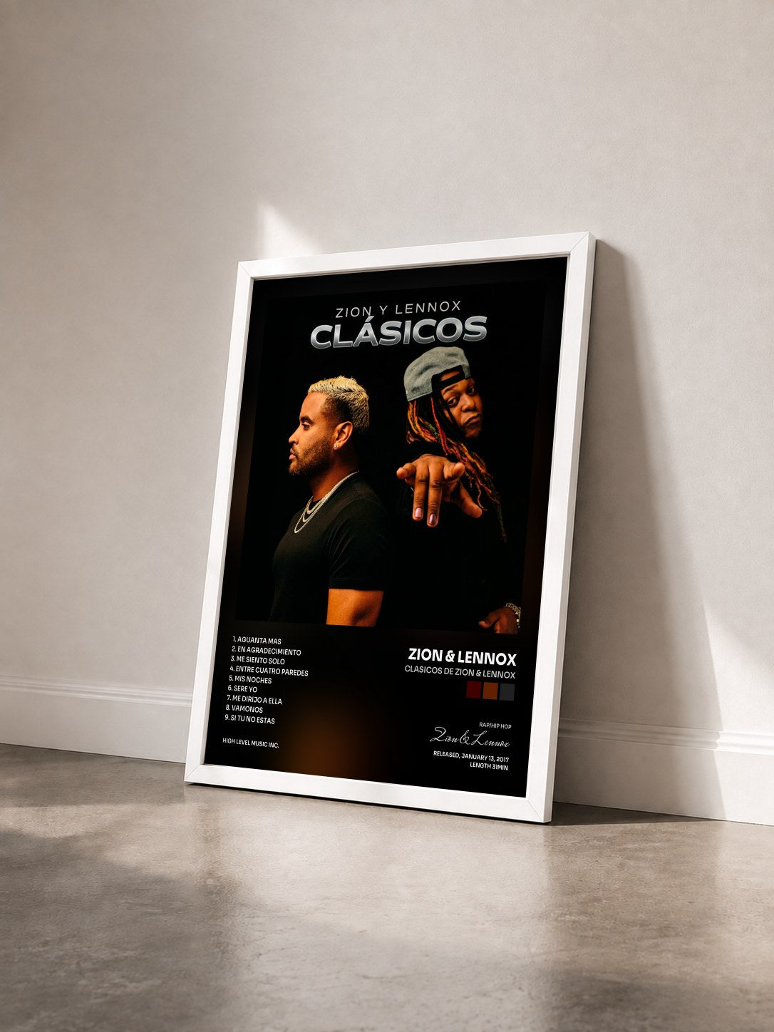 #blanc Tableau de l'album Clasicos de Zion & Lennox de Zion & Lennox vu de trois quarts, cadre blanc